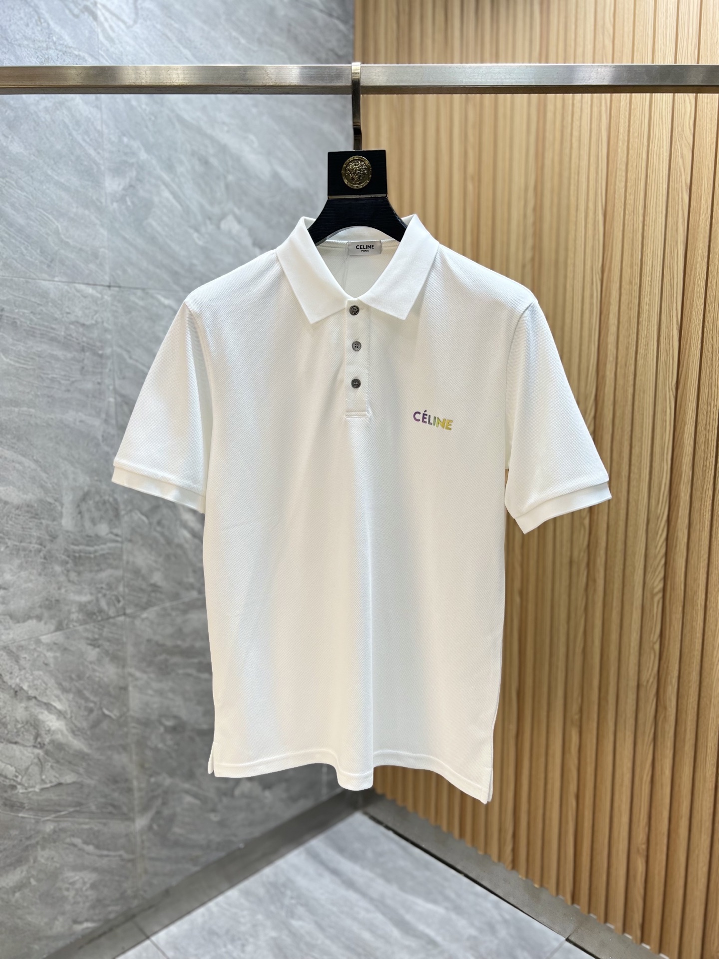 NO:161448,Celine/Celine 2025 Spring and Summer New Products are available, complete three standards, lapel short-sleeved POLO shirt, good products do not need to be introduced too much, look at the details, counter number M-XXXL /140 Suggestions L,,,celine,celine,T-shirt,alexander wang19860909Celine/赛琳 2025年春夏新品上新 三标齐全 翻领短袖POLO衫 好货不用过多介绍 看细节 专柜码数M-XXXL /140建议L,,,celine,celine,T-shirt,alexander wang,Men's clothing