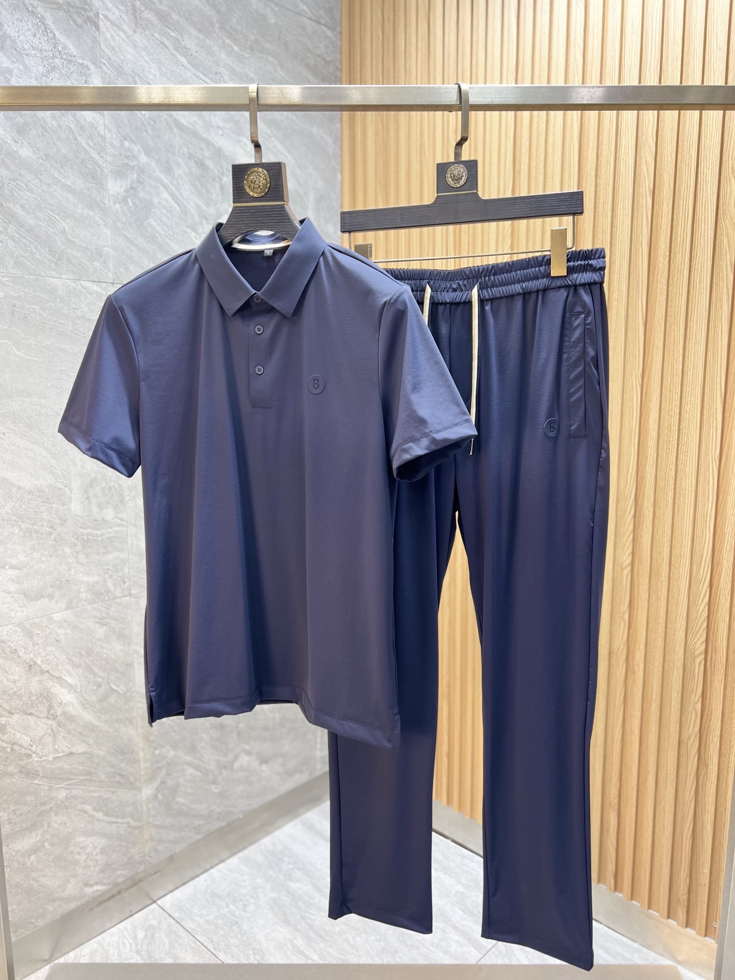 NO:137473,Boss 2025 Spring and Summer New Products are available, complete with three standards, set, don’t need to introduce too much good products, look at the details, counter code M-XXXXL 175/140 Suggestions L,,alexander wang19860909Boss 2025年春夏新品上新 三标齐全 套装 好货不用过多介绍 看细节 专柜码数M-XXXXL 175/140建议L,,alexander wang,Men's clothing