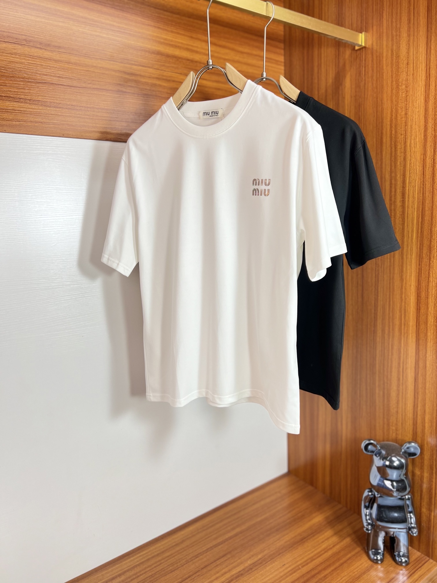 NO:153218,MiuMiu 2025 spring and summer new product, complete three standards, round neck pure cotton short-sleeved T-shirt, no need to introduce too much good products, look at the details, counter code M-XXXL /140 suggestions L,,miumiu, T-shirt,tees, t-shirt,alexander wang19860909MiuMiu 2025春夏新品 三标齐全 圆领纯棉短袖T恤 好货不用过多介绍 看细节 专柜码数M-XXXL /140建议L,,miumiu,T-shirt,tees，t-shirt,alexander wang,Men's clothing