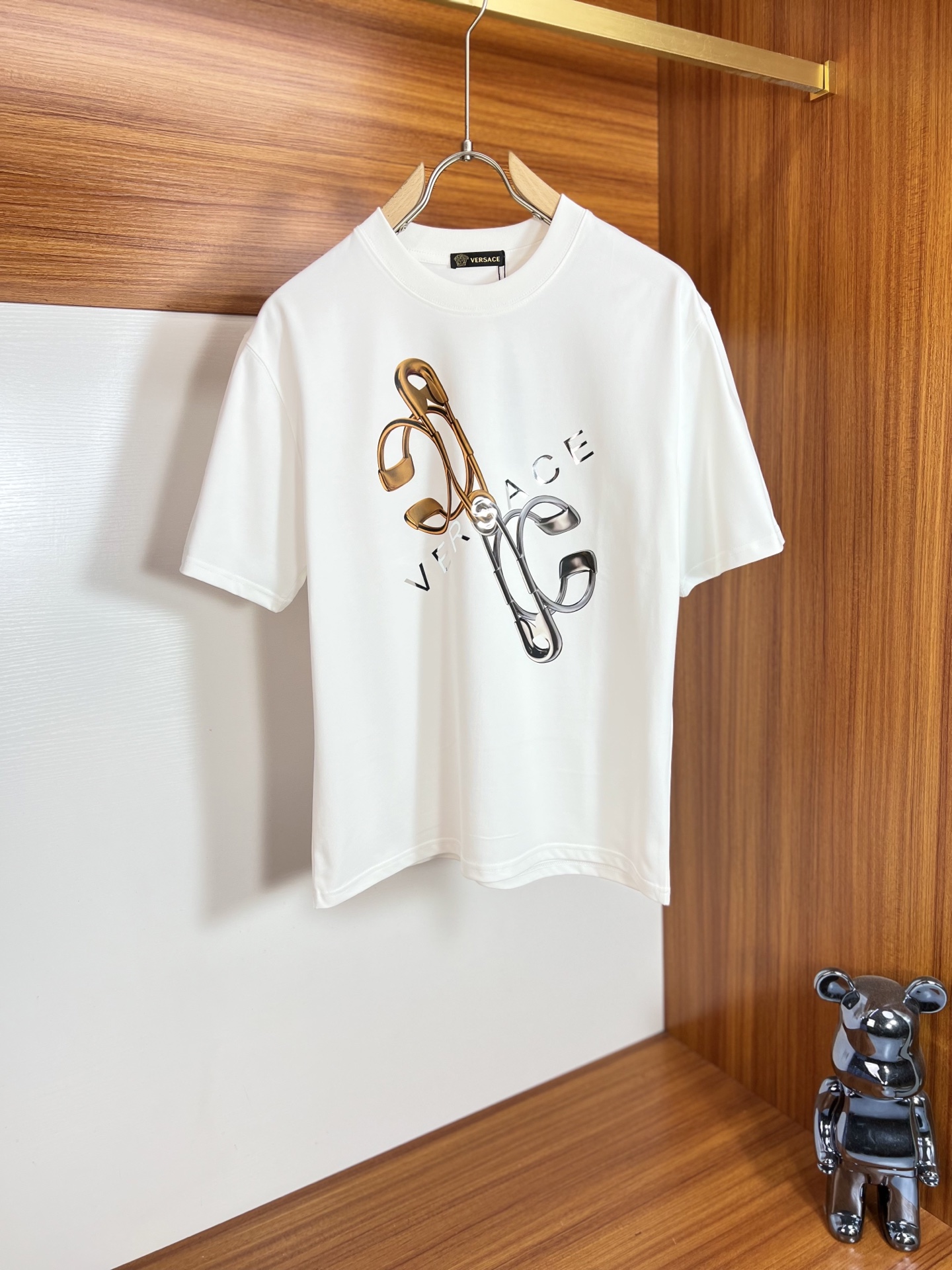 NO:153230,Versace/Versace 2025 spring and summer new product, complete three standards, round neck pure cotton short-sleeved T-shirt, no need to introduce too much good products, look at the details, counter code M-XXXL /140 suggestions L, versace, versace, T-shirt, tees, t-shirt, alexander wang19860909Versace/范思哲 2025春夏新品 三标齐全 圆领纯棉短袖T恤 好货不用过多介绍 看细节 专柜码数M-XXXL /140建议L,,versace,versace,T-shirt,tees，t-shirt,alexander wang,Men's clothing