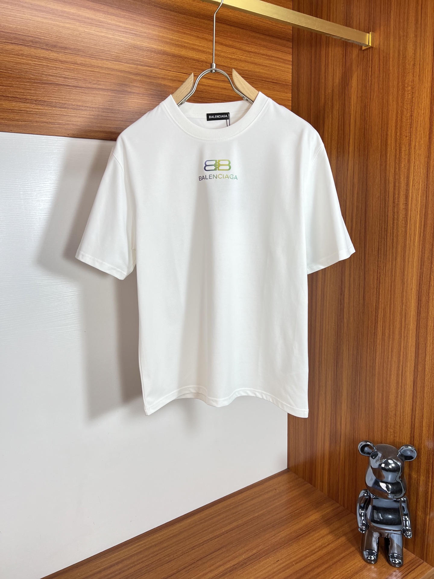 NO:469042,Balenciaga/Balenciaga Spring and summer new products, complete three-standard round-neck pure cotton short-sleeved T-shirt. Don’t need to introduce too much good products. Look at the details. Counter code M-XXXL 175/Suggestions L,,,balenciaga,balenciaga,T-shirt,tees,t-shirt,alexander wang19860909Balenciaga/巴黎世家 春夏新品 三标齐全 圆领纯棉短袖T恤 好货不用过多介绍 看细节 专柜码数M-XXXL 175/建议L ,,,balenciaga,balenciaga,T-shirt,tees，t-shirt,alexander wang,Men's clothing