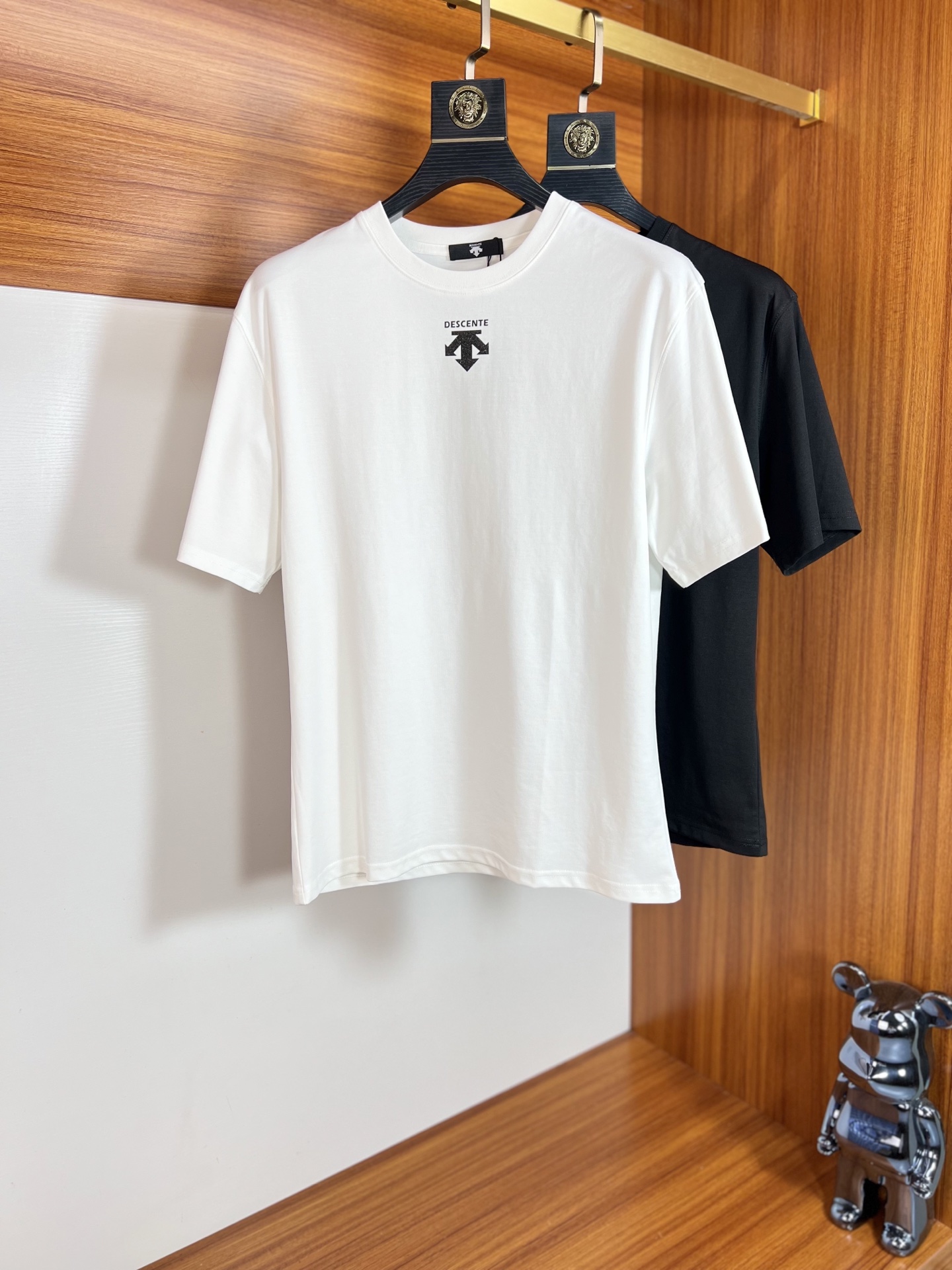 NO:137462,DiSanter 2025 Spring and Summer New Products are available, with three standards complete, mercerized cotton round neck short-sleeved T-shirt. Don’t need to introduce too much good products. Look at the details. Counter code M-XXXL 175/140 Suggestions L, T-shirt,tees, t-shirt,alexander wang19860909迪桑特 2025年春夏新品上新 三标齐全 丝光棉圆领短袖T恤 好货不用过多介绍 看细节 专柜码数M-XXXL 175/140建议L,,T-shirt,tees，t-shirt,alexander wang,Men's clothing