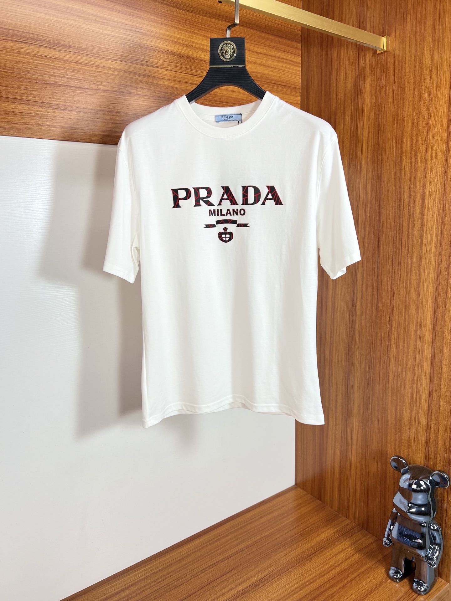 NO:137468,Prada/Prada 2025 new spring and summer products are available in new products, complete three standards, mercerized cotton round neck short-sleeved T-shirt. Don’t need to introduce too much good products. Look at the details. Counter code M-XXXL 175/140 Suggestions,,prada,prada,T-shirt,tees,t-shirt,alexander wang19860909Prada/普拉达 2025年春夏新品上新 三标齐全 丝光棉圆领短袖T恤 好货不用过多介绍 看细节 专柜码数M-XXXL 175/140建议L,,prada,prada,T-shirt,tees，t-shirt,alexander wang,Men's clothing