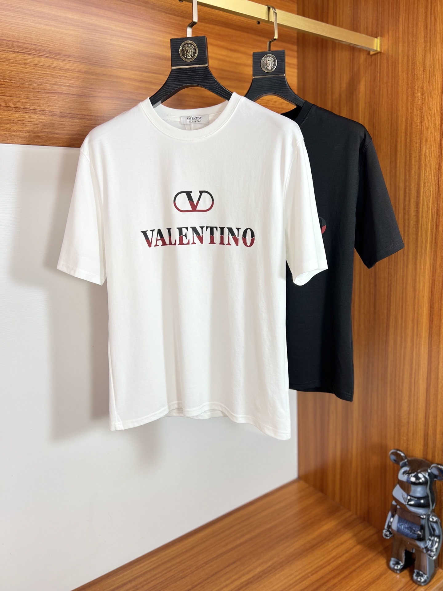 NO:137469,Valentino 2025 new spring and summer products are available in new products, complete three standards, mercerized cotton round neck short-sleeved T-shirt, no need to introduce too much good products, look at the details, counter number M-XXXL 175/140 Suggestions, L, valentino, T-shirt, tees, t-shirt, alexander wang19860909华伦天奴 2025年春夏新品上新 三标齐全 丝光棉圆领短袖T恤 好货不用过多介绍 看细节 专柜码数M-XXXL 175/140建议L,,valentino,T-shirt,tees，t-shirt,alexander wang,Men's clothing