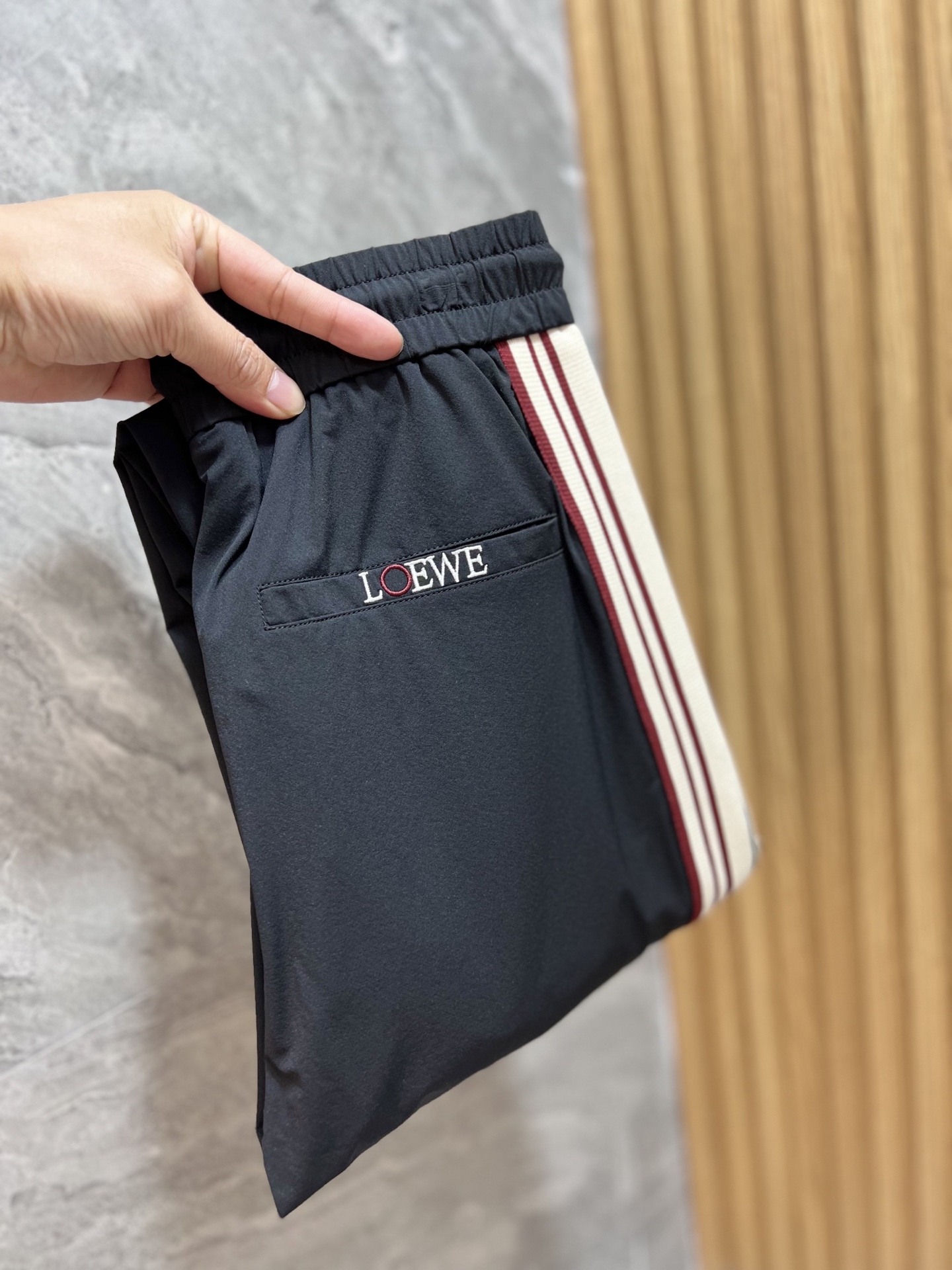 NO:134503,Loewe/Luo Yiwei 2025 spring and summer new product, complete three standards, casual pants, good products, don't need to introduce too much, look at the details, counter number M-3XL 175/140 upper body L,,loewe,loewe,alexander wang19860909Loewe/罗意威 2025春夏新品 三标齐全 休闲裤 好货不用过多介绍 看细节 专柜码数M-3XL 175/140上身L,,loewe,loewe,alexander wang,Men's clothing