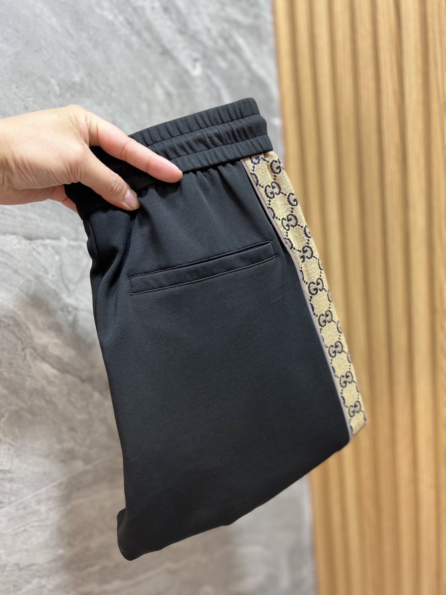 NO:134488,Gucci/Gucci 2025 Spring and Summer New Products, Complete Three Standards, Casual Pants, Don’t need to introduce too much good products, look at the details, Counter code M-3XL 175/140 Upper body L,,gucci,alexander wang19860909Gucci/古奇 2025春夏新品 三标齐全 休闲裤 好货不用过多介绍 看细节 专柜码数M-3XL 175/140上身L,,gucci,alexander wang,Men's clothing