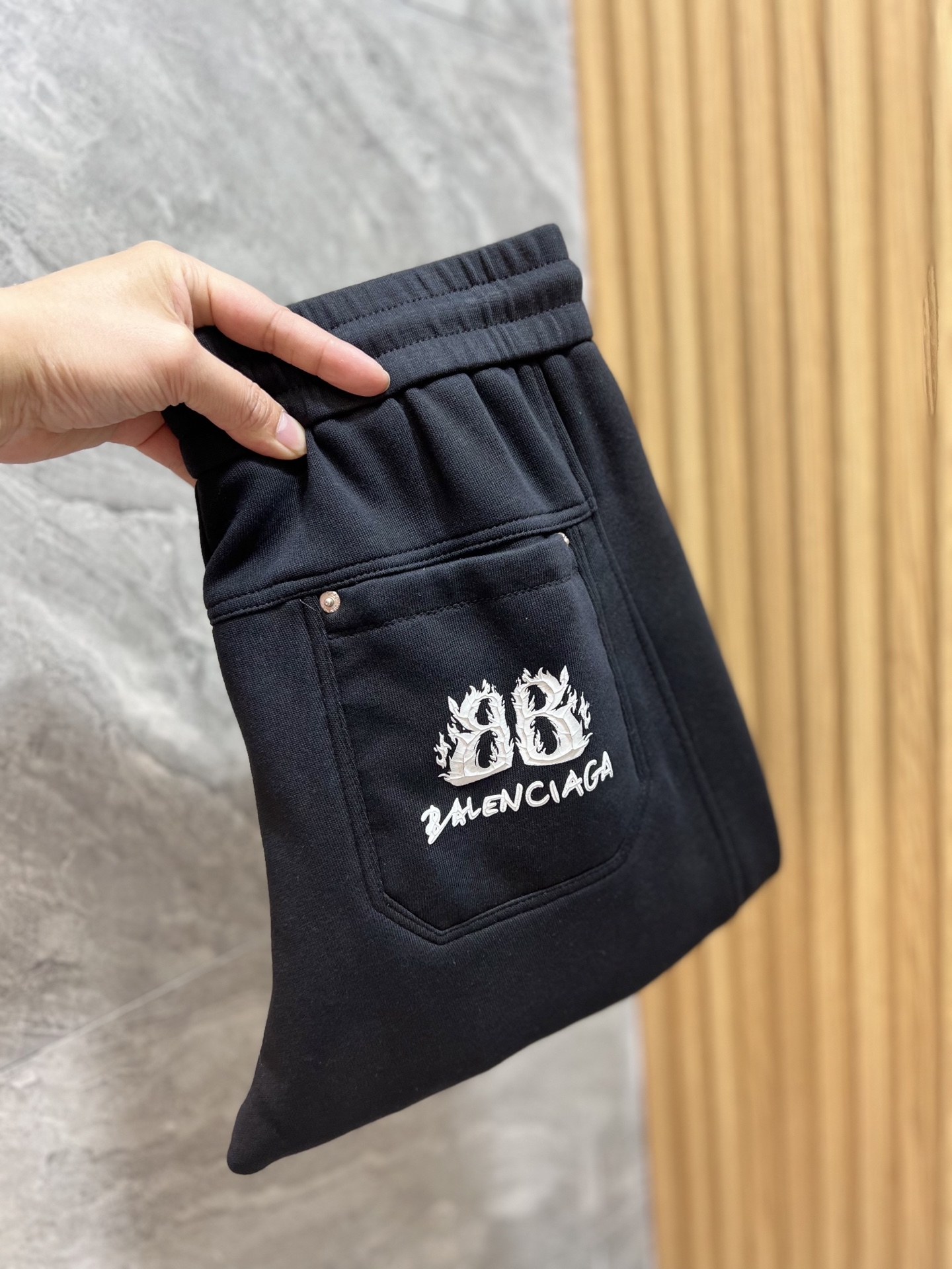 NO:134490,Balenciaga/Balenciaga 2025 spring and summer new products, complete three standards, casual pants, good products, don't need to introduce too much, look at the details, counter number M-3XL 175/140 upper body L,,balenciaga,balenciaga,alexander wang19860909Balenciaga/巴黎世家 2025春夏新品 三标齐全 休闲裤 好货不用过多介绍 看细节 专柜码数M-3XL 175/140上身L,,balenciaga,balenciaga,alexander wang,Men's clothing