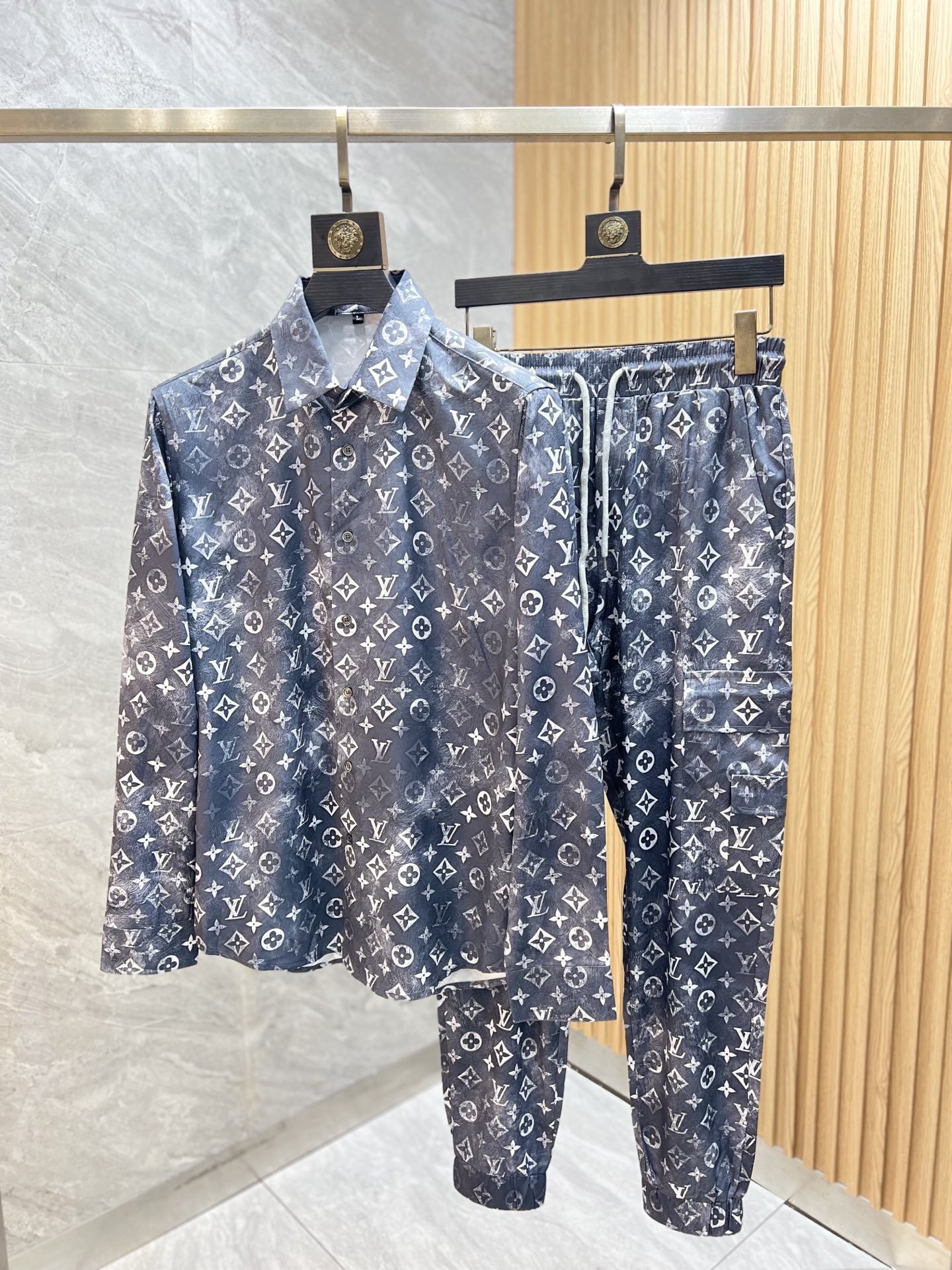 NO:540015,Louis Vuitton 2025 Spring and Summer New Products, Complete Three Standards, Home Suit, Pajama Set, Good Products, Don't need to introduce too much, Look at the details, Counter Code M-4XL / 140 Upper Body L,, louis vuitton, alexander wang19860909路易威登 2025春夏新品 三标齐全 家居服睡衣套装 好货不用过多介绍 看细节 专柜码数M-4XL /140上身L,,louis vuitton,alexander wang,Men's clothing