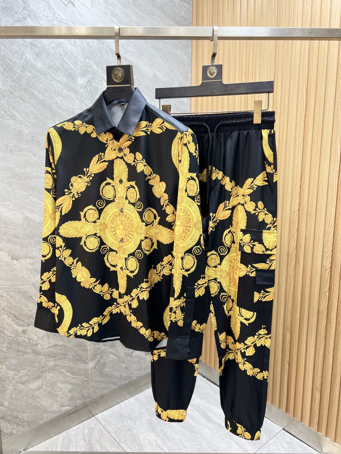 NO:539996,Versace/Versace 2025 spring and summer new products, complete three standards, home clothes and pajamas sets, don’t need to introduce too much good products, look at the details, counter number M-4XL /140 upper body L,,versace,versace,alexander wang19860909Versace/范思哲 2025春夏新品 三标齐全 家居服睡衣套装 好货不用过多介绍 看细节 专柜码数M-4XL /140上身L,,versace,versace,alexander wang,Men's clothing