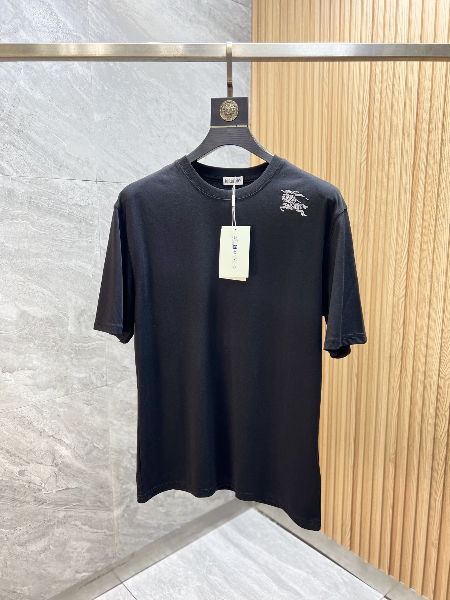 NO:933807,Burberry/Burberry 2026 spring and summer new products, complete with three labels, mercerized cotton round neck short-sleeved T-shirt, good product without too much introduction, look at the details, counter size M-XXXL 175/140, recommended L,, burberry, burberry, T-shirt, tees, t-shirt,19860909Burberry/巴宝莉 2026年春夏新品上新 三标齐全 丝光棉圆领短袖T恤 好货不用过多介绍 看细节 专柜码数M-XXXL 175/140建议L,,burberry,burberry,T-shirt,tees，t-shirt,,Men's clothing