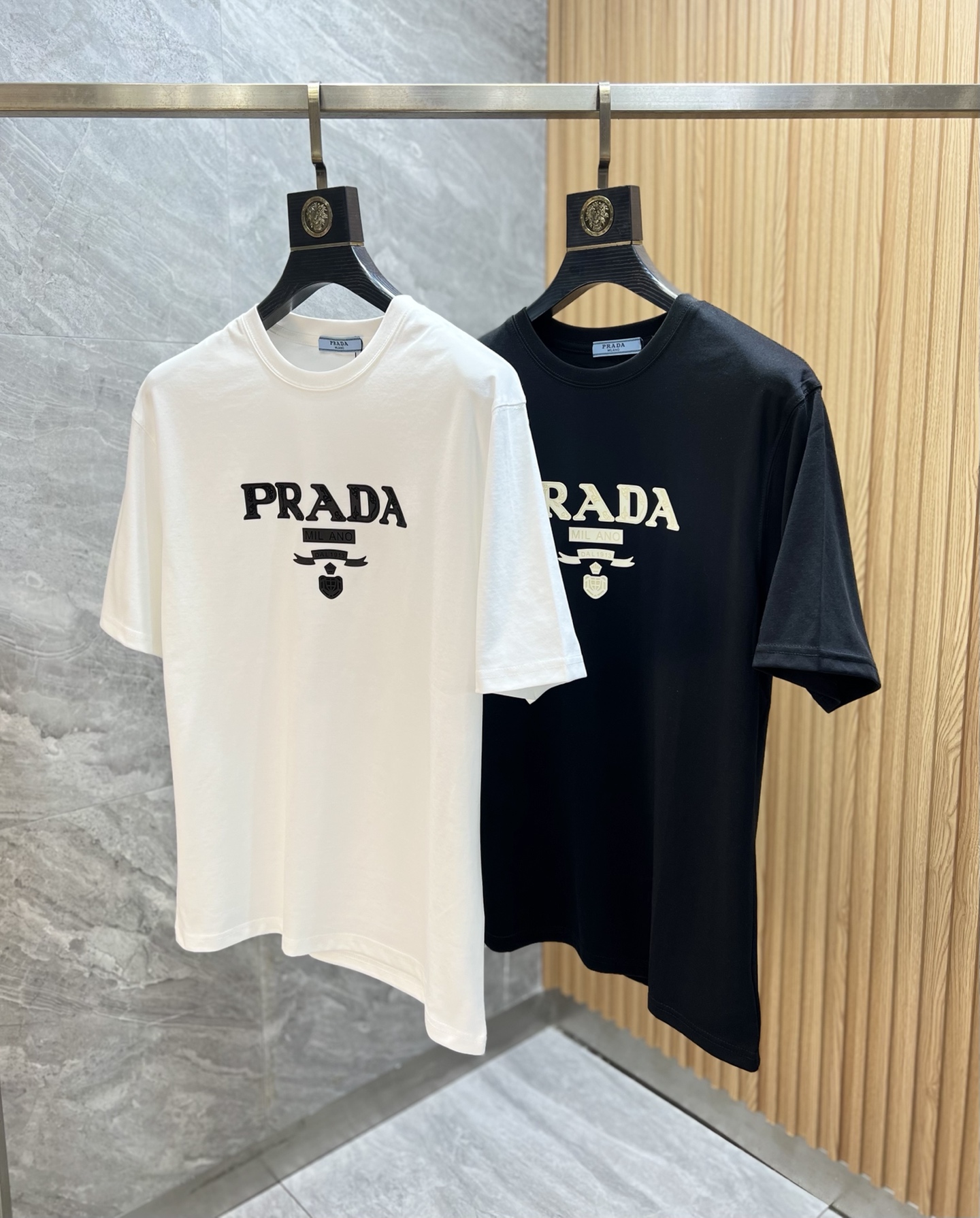 NO:457788,Prada/Prada 2025 new spring and summer new products are available, complete three standards, mercerized cotton round neck short-sleeved T-shirt, no need to introduce too much good products, look at the details, counter number M-XXXL /140 suggestions L,,,prada,prada,T-shirt,tees,t-shirt,alexander wang19860909Prada/普拉达 2025年春夏新品上新 三标齐全 丝光棉圆领短袖T恤 好货不用过多介绍 看细节 专柜码数M-XXXL /140建议L,,,prada,prada,T-shirt,tees，t-shirt,alexander wang,Men's clothing
