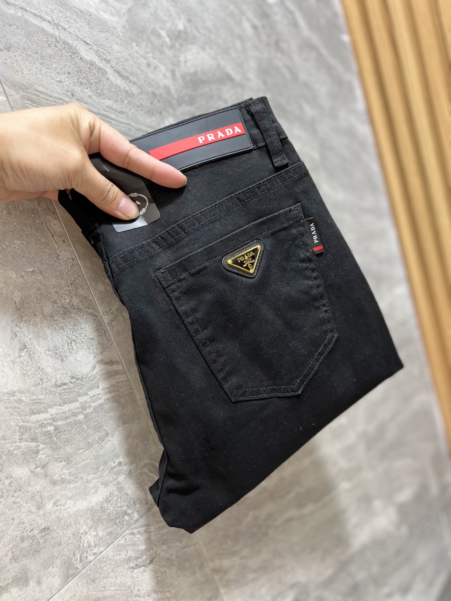 NO:140244,Prada/Prada 2025 Spring and Summer New Products, Complete Three Standards, Jeans, Don’t need to introduce too much good products, look at the details, the counter number is 29-38 / 140 upper body 32,,prada,prada,jeans,alexander wang19860909Prada/普拉达 2025春夏新品 三标齐全 牛仔裤 好货不用过多介绍 看细节 专柜码数29-38 /140上身32码,,prada,prada,jeans,alexander wang,Men's clothing