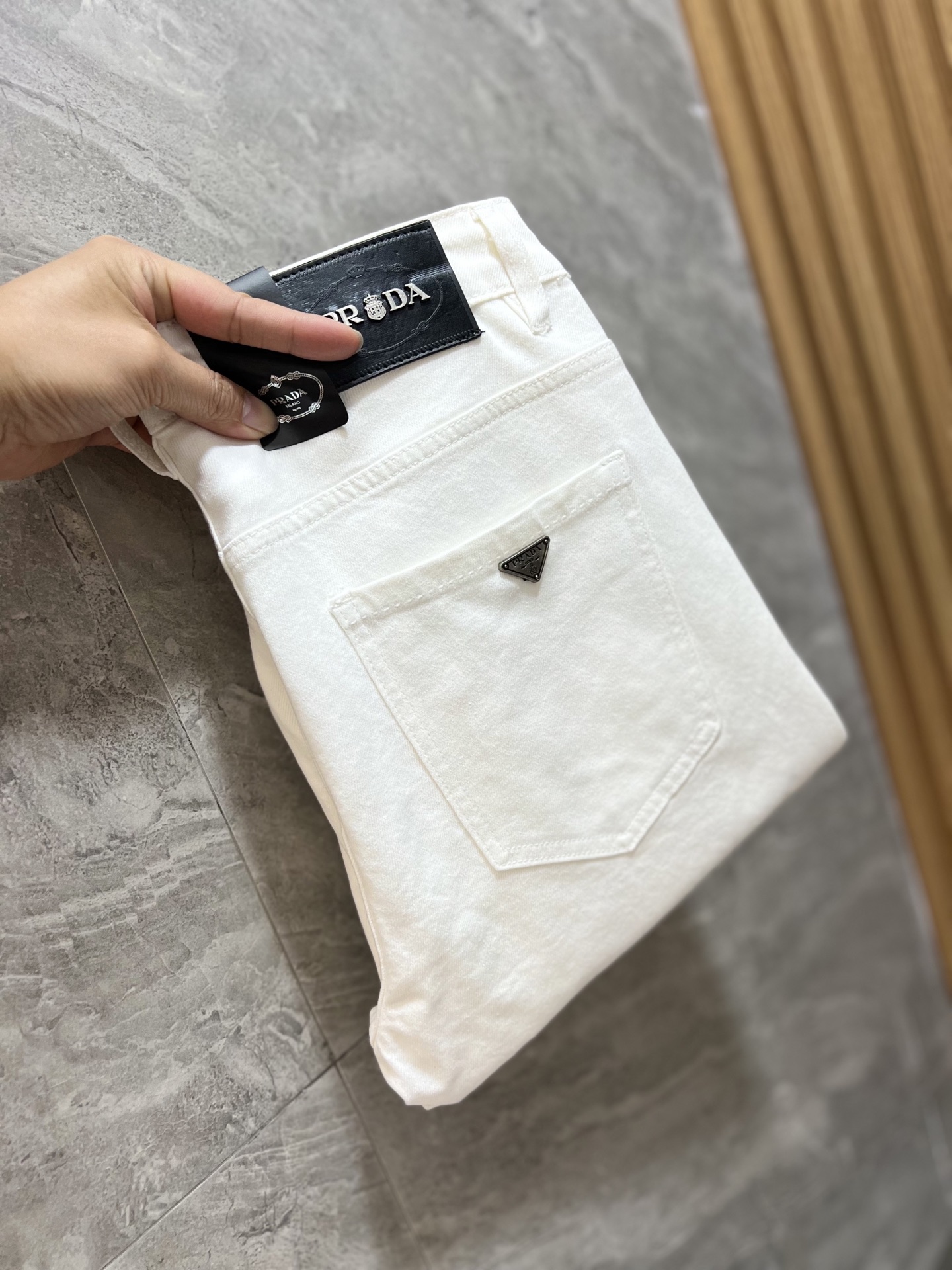 NO:140256,Prada/Prada 2025 Spring and Summer New Products, Complete Three Standards, Jeans, Don’t need to introduce too much good products, look at the details, the counter number is 29-38 / 140 upper body 32,,prada,prada,jeans,alexander wang19860909Prada/普拉达 2025春夏新品 三标齐全 牛仔裤 好货不用过多介绍 看细节 专柜码数29-38 /140上身32码,,prada,prada,jeans,alexander wang,Men's clothing