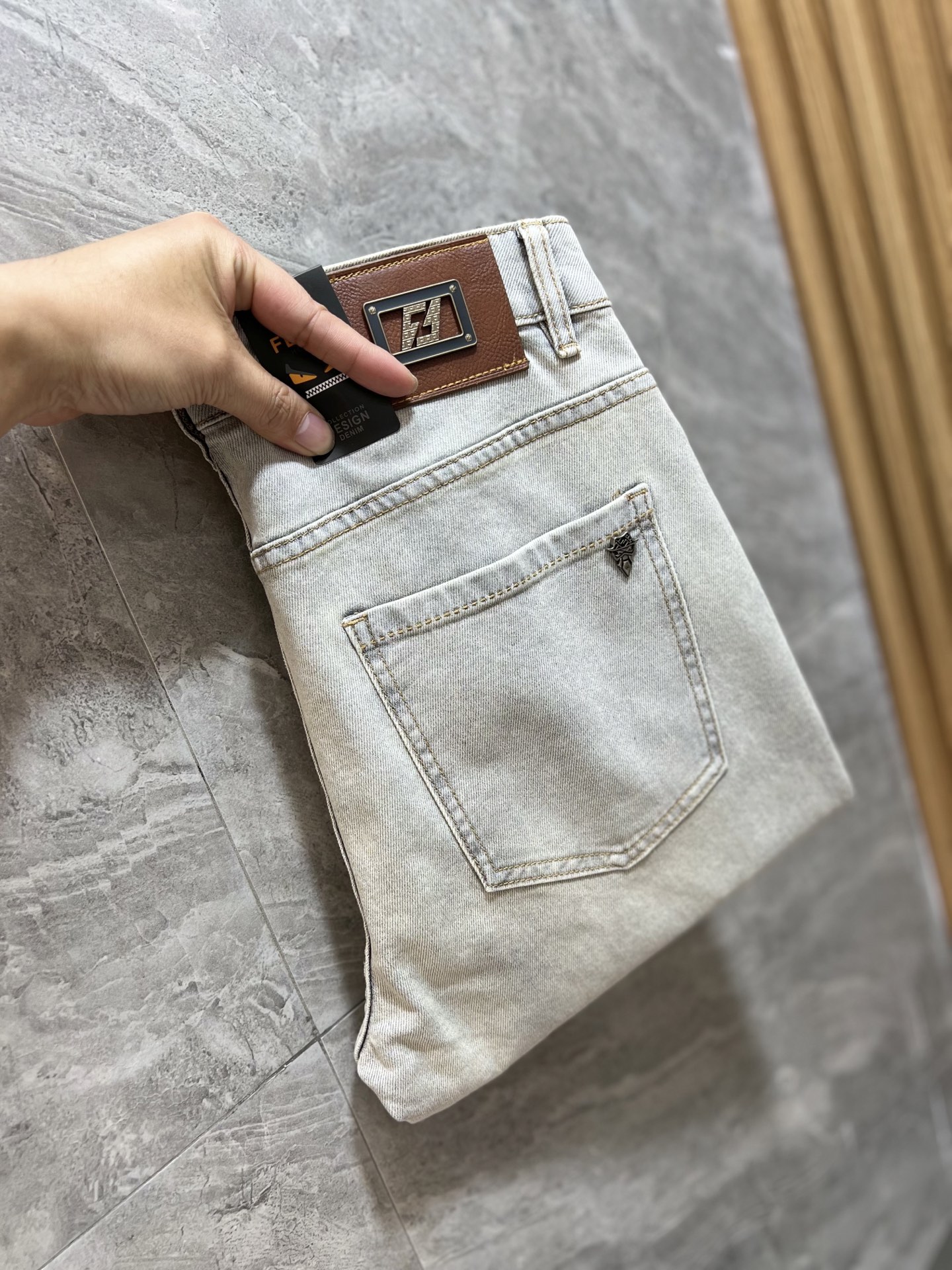 NO:140264,Fendi/Fendi 2025 Spring and Summer New Products, Complete Three Standards, Jeans, Don’t need to introduce too much good products, look at the details, the counter number is 29-38 / 140 upper body 32,,fendi,fendi,jeans,alexander wang19860909Fendi/芬迪 2025春夏新品 三标齐全 牛仔裤 好货不用过多介绍 看细节 专柜码数29-38 /140上身32码,,fendi,fendi,jeans,alexander wang,Men's clothing