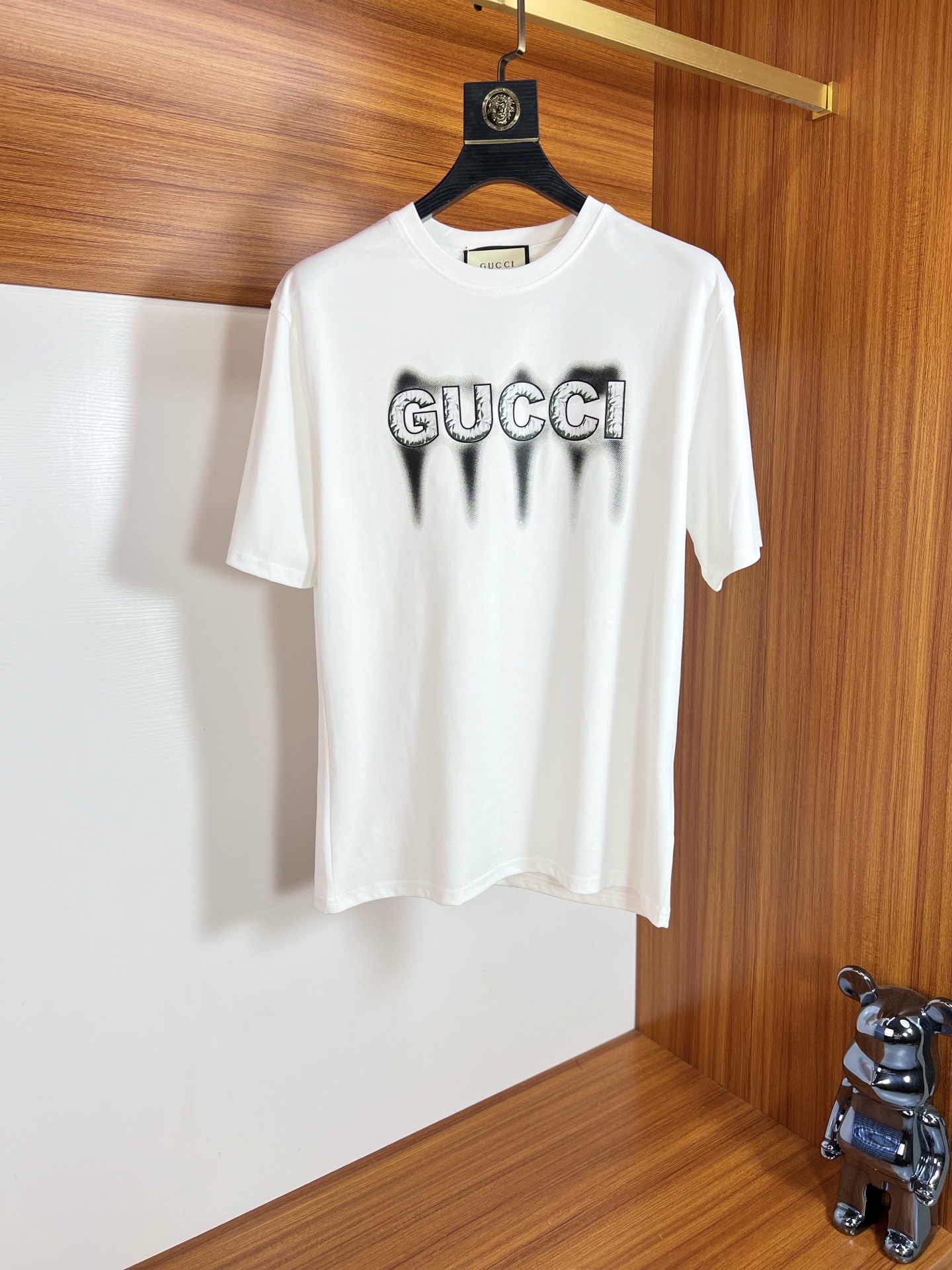 NO:482869,Gucci/Gucci New products for spring and summer 2025 are available in new products, complete three standards, mercerized cotton round neck short-sleeved T-shirt. Don’t need to introduce too much good products. Look at the details. Counter code M-XXXL 175/140 Suggestions L,,gucci, T-shirt,tees, t-shirt,alexander wang19860909Gucci/古奇 2025年春夏新品上新 三标齐全 丝光棉圆领短袖T恤 好货不用过多介绍 看细节 专柜码数M-XXXL 175/140建议L,,gucci,T-shirt,tees，t-shirt,alexander wang,Men's clothing