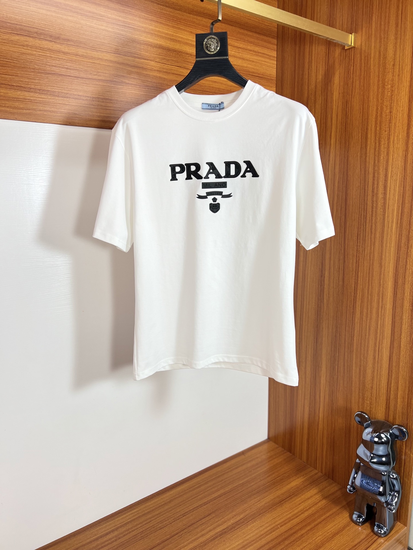 NO:140245,Prada/Prada 2025 new spring and summer products are available in new products, complete three standards, mercerized cotton round neck short-sleeved T-shirt. Don’t need to introduce too much good products. Look at the details. Counter code M-XXXL /140 suggestions L,,prada,prada,T-shirt,tees,t-shirt,alexander wang19860909Prada/普拉达 2025年春夏新品上新 三标齐全 丝光棉圆领短袖T恤 好货不用过多介绍 看细节 专柜码数M-XXXL /140建议L,,prada,prada,T-shirt,tees，t-shirt,alexander wang,Men's clothing