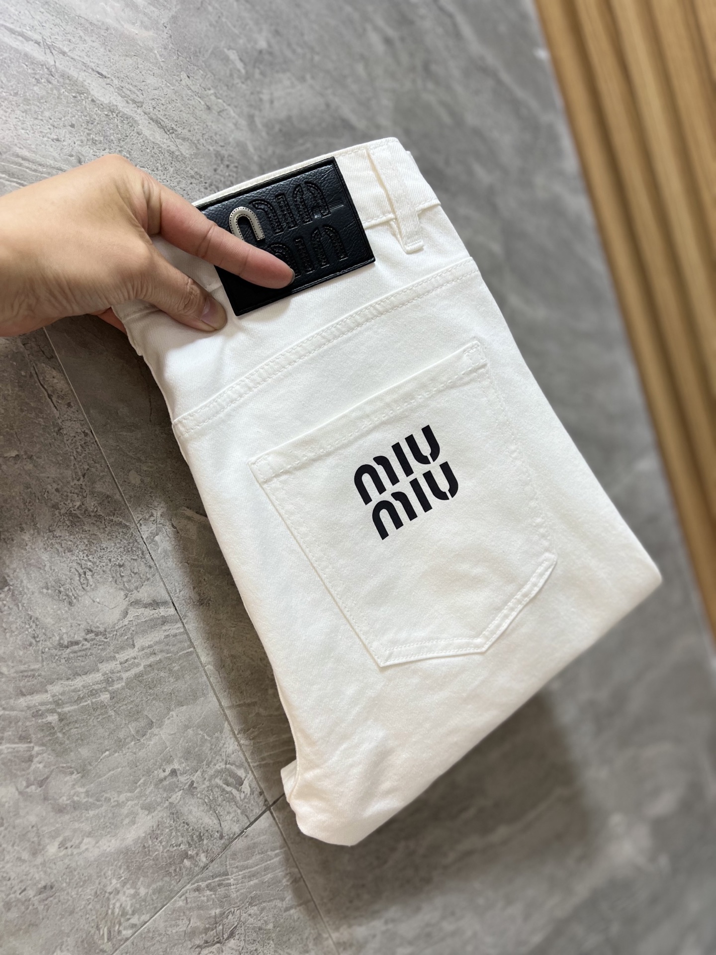 NO:134517,MiuMiu 2025 Spring and Summer New Products, Complete Three Standards, Jeans, Don’t need to introduce too much good products, look at the details, the counter number is 29-38 / 140 upper body 32,,miumiu,jeans,alexander wang19860909MiuMiu 2025春夏新品 三标齐全 牛仔裤 好货不用过多介绍 看细节 专柜码数29-38 /140上身32码,,miumiu,jeans,alexander wang,Men's clothing