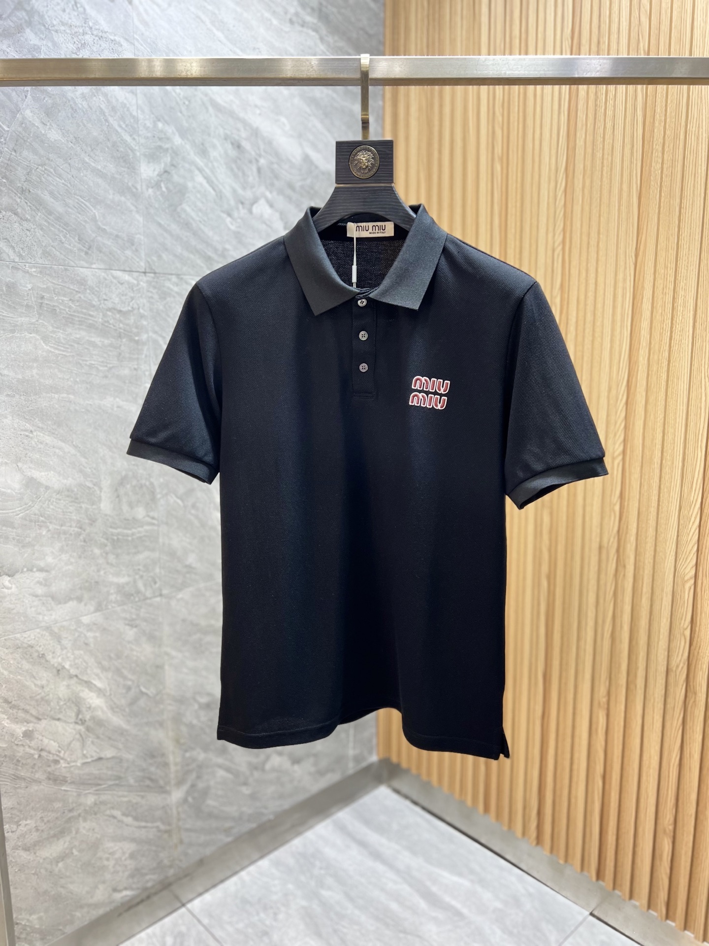 NO:159893,Miumiu New products for spring and summer in 2019, complete three standards, lapel short-sleeved POLO shirts, no need to introduce too much good products, look at the details, counter number M-XXXL /140 suggestions L,,,miumiu,T-shirt,alexander wang19860909miumiu 年春夏新品上新 三标齐全 翻领短袖POLO衫 好货不用过多介绍 看细节 专柜码数M-XXXL /140建议L,,,miumiu,T-shirt,alexander wang,Men's clothing