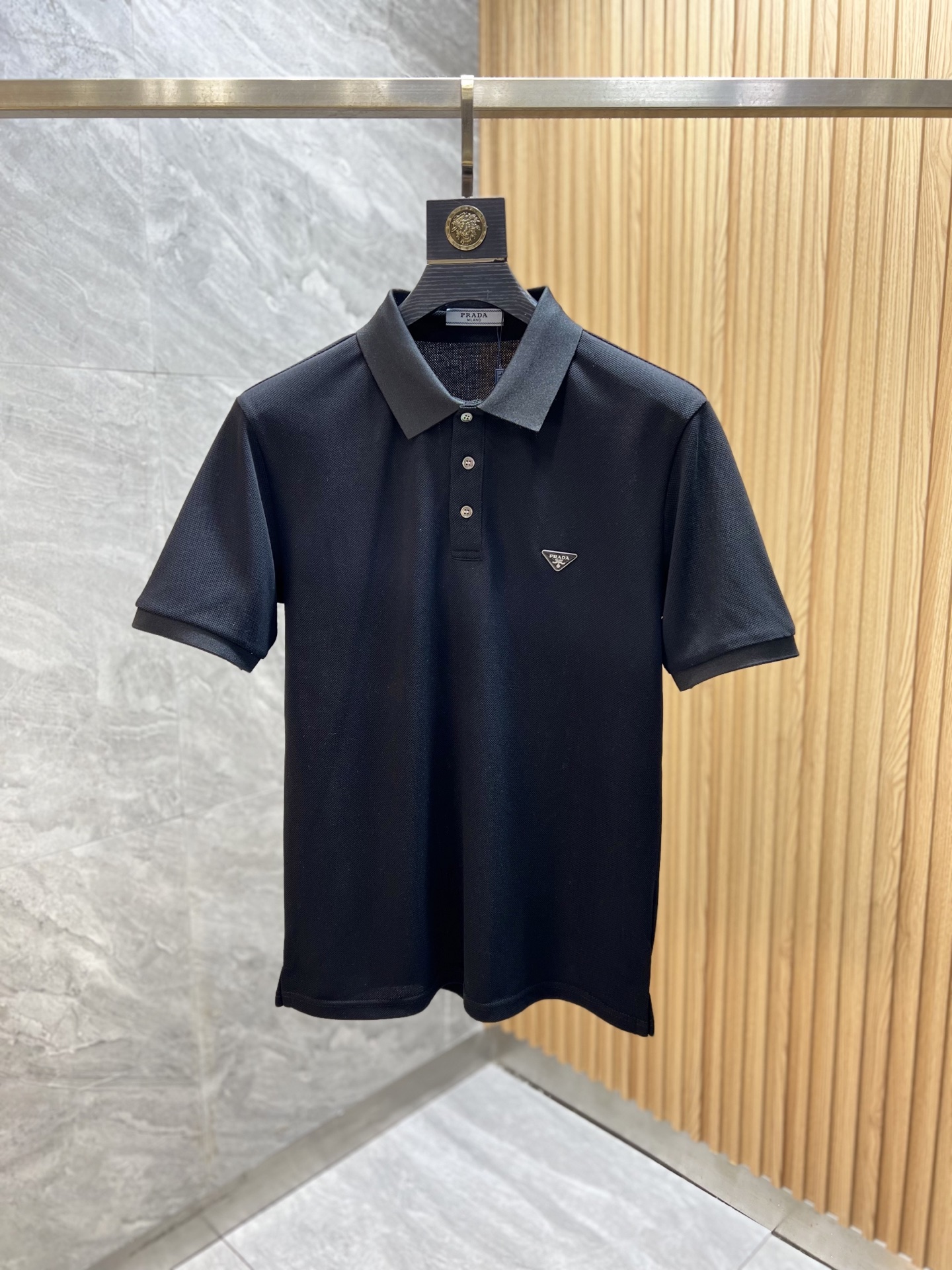 NO:134512,Prada/Prada 2025 new spring and summer products are available, complete three standards, lapel short-sleeved POLO shirt, good products do not need to be introduced too much, look at the details, counter number M-XXXL /140 suggestions L,,,prada,prada,T-shirt,alexander wang19860909Prada/普拉达 2025年春夏新品上新 三标齐全 翻领短袖POLO衫 好货不用过多介绍 看细节 专柜码数M-XXXL /140建议L,,,prada,prada,T-shirt,alexander wang,Men's clothing