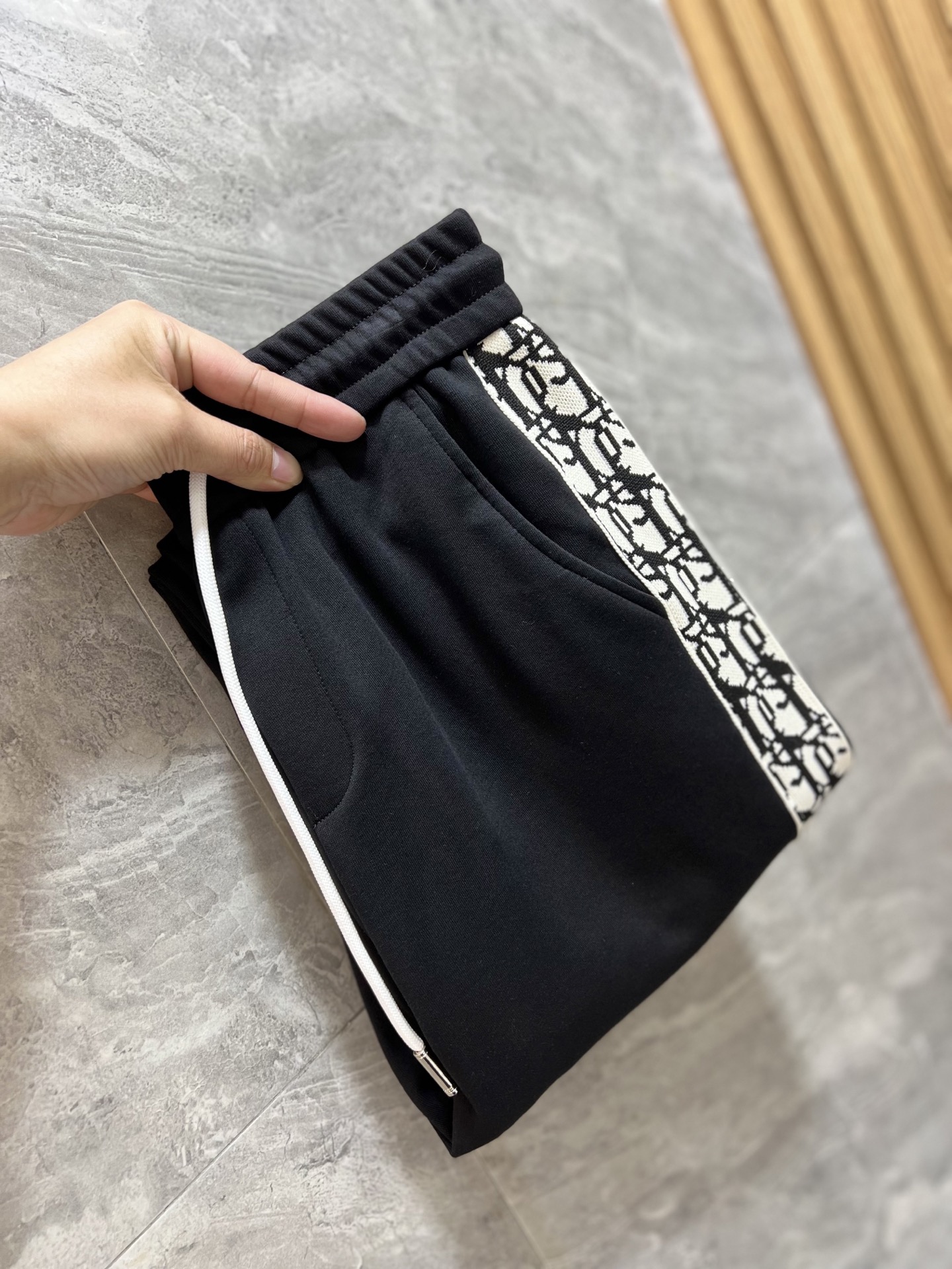 NO:134504,DG/Dio 2025 spring and summer new products, complete three standards, elastic pants, casual pants, good products, don't need to introduce too much, look at the details, counter number M-XXXL 175/140 upper body L,, Dolce&Gabbana,dior,alexander wang19860909DG/迪奥 2025春夏新品 三标齐全 松紧裤 休闲裤 好货不用过多介绍 看细节 专柜码数M-XXXL 175/140上身L,,Dolce&Gabbana,dior,alexander wang,Men's clothing