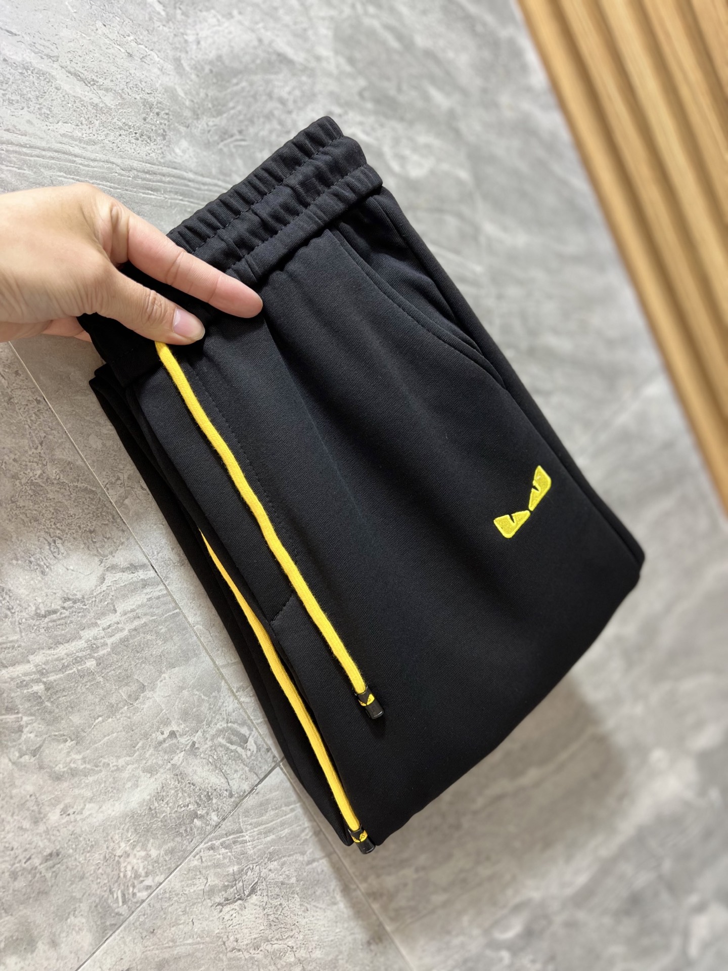 NO:134507,Fendi/Fendi 2025 spring and summer new product, complete three standards, elastic pants, casual pants, good products, don't need to introduce too much, look at the details, counter number M-XXXL 175/140 upper body L,,fendi,fendi,alexander wang19860909Fendi/芬迪 2025春夏新品 三标齐全 松紧裤 休闲裤 好货不用过多介绍 看细节 专柜码数M-XXXL 175/140上身L,,fendi,fendi,alexander wang,Men's clothing