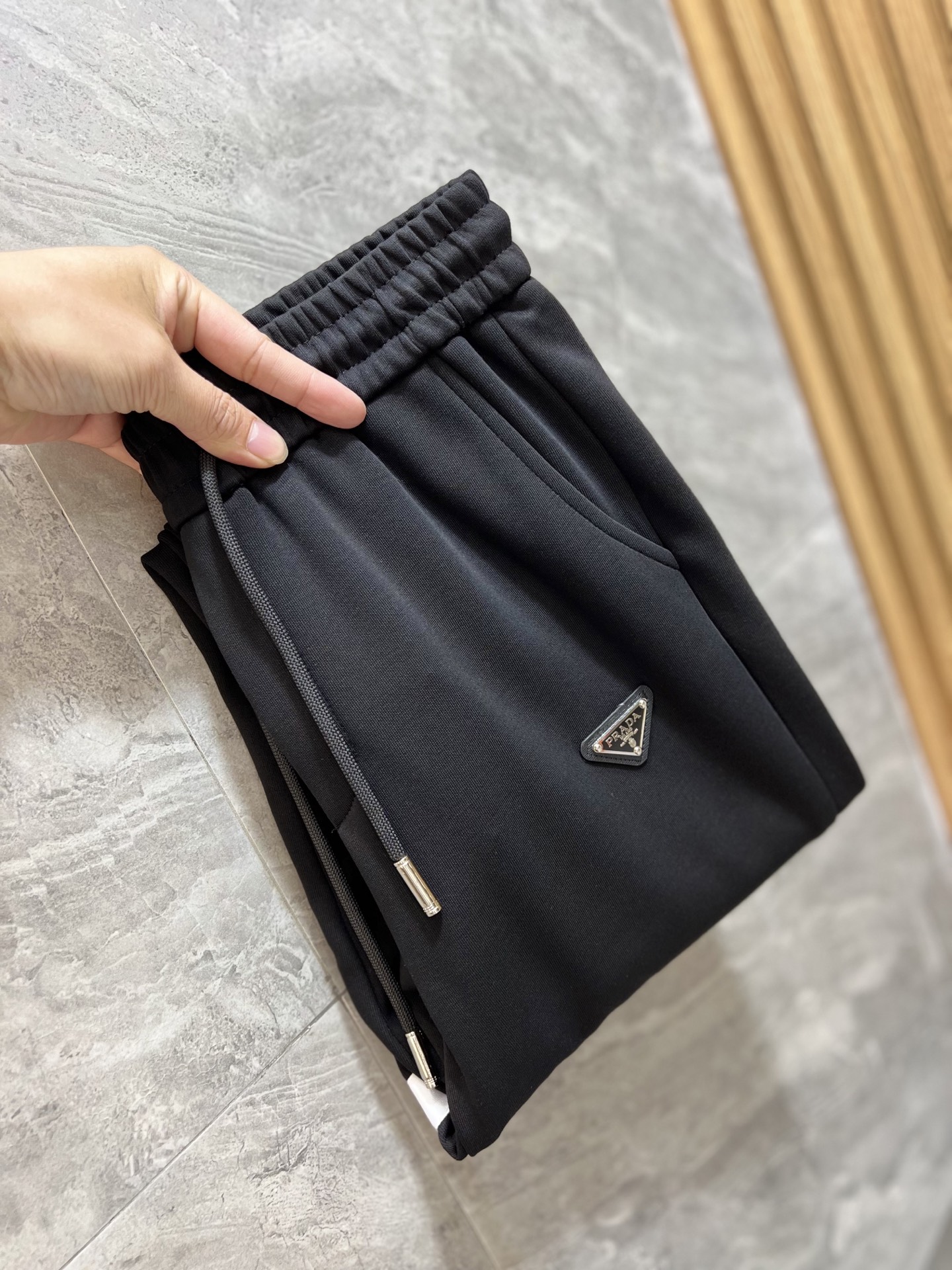 NO:134516,Prada/Prada 2025 Spring and Summer New Products, Complete Three Standards, Elastic Pants, Casual Pants, Don’t need to introduce too much good products, look at the details, Counter code M-XXXL 175/140 Upper body L,,prada,prada,alexander wang19860909Prada/普拉达 2025春夏新品 三标齐全 松紧裤 休闲裤 好货不用过多介绍 看细节 专柜码数M-XXXL 175/140上身L,,prada,prada,alexander wang,Men's clothing