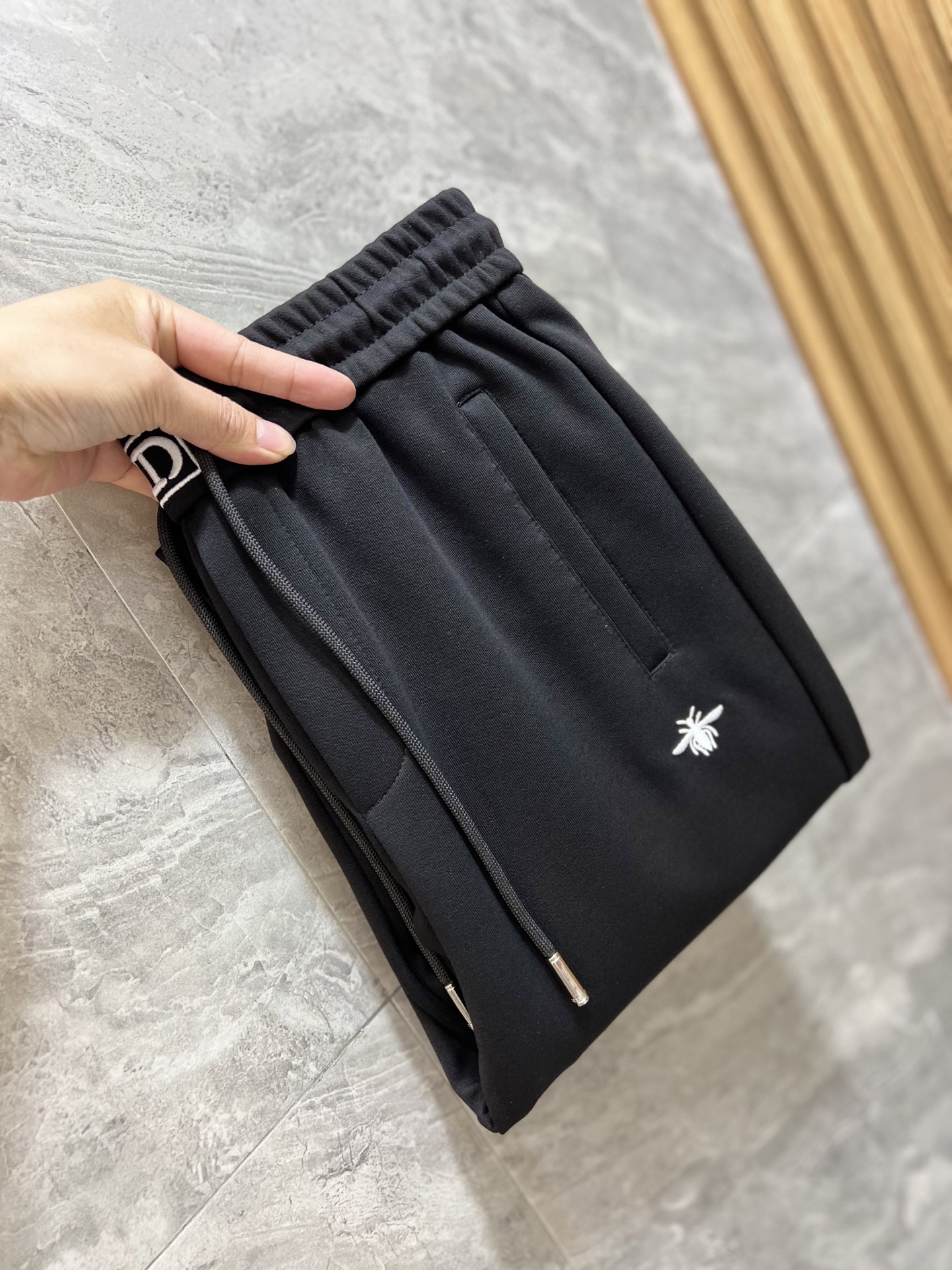 NO:134513,DG/Dio 2025 spring and summer new products, complete three standards, elastic pants, casual pants, good products, don't need to introduce too much, look at the details, counter number M-XXXL 175/140 upper body L,, Dolce&Gabbana,dior,alexander wang19860909DG/迪奥 2025春夏新品 三标齐全 松紧裤 休闲裤 好货不用过多介绍 看细节 专柜码数M-XXXL 175/140上身L,,Dolce&Gabbana,dior,alexander wang,Men's clothing