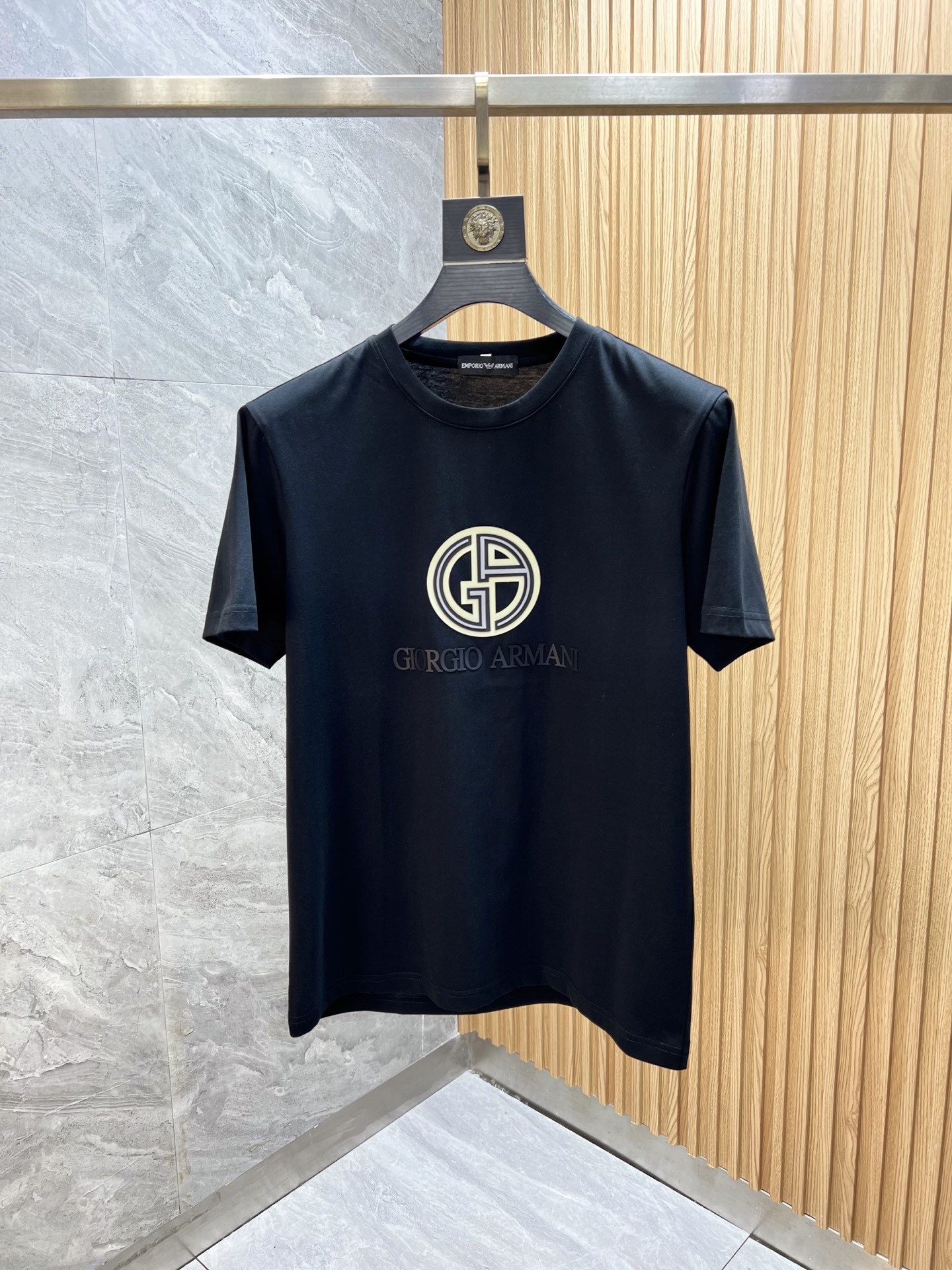 NO:127979,Armani/Armani New products for spring and summer 2025 are available in new products, complete three standards, mercerized cotton round neck short-sleeved T-shirt. Don’t need to introduce too much good products. Look at the details. Counter code M-6XL 175/140 Recommended XL,,armani,armani,T-shirt,tees,t-shirt,alexander wang19860909Armani/阿玛尼 2025年春夏新品上新 三标齐全 丝光棉圆领短袖T恤 好货不用过多介绍 看细节 专柜码数M-6XL 175/140建议XL,,armani,armani,T-shirt,tees，t-shirt,alexander wang,Men's clothing