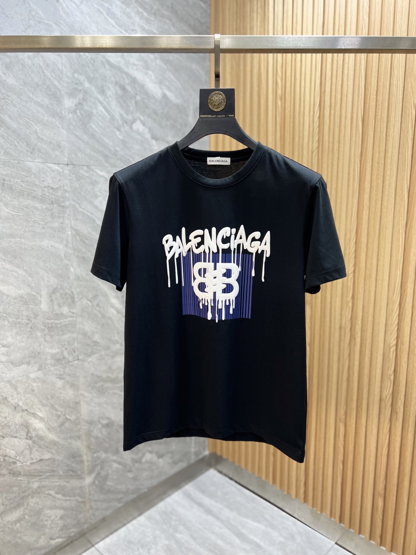 NO:127982,Balenciaga/Balenciaga New products for spring and summer 2025 are available in new products, complete three standards, mercerized cotton round neck short-sleeved T-shirt. Don’t need to introduce too much good products. Look at the details. Counter code M-6XL 175/140 Recommended XL,,balenciaga,balenciaga,T-shirt,tees,t-shirt,alexander wang19860909Balenciaga/巴黎世家 2025年春夏新品上新 三标齐全 丝光棉圆领短袖T恤 好货不用过多介绍 看细节 专柜码数M-6XL 175/140建议XL,,balenciaga,balenciaga,T-shirt,tees，t-shirt,alexander wang,Men's clothing