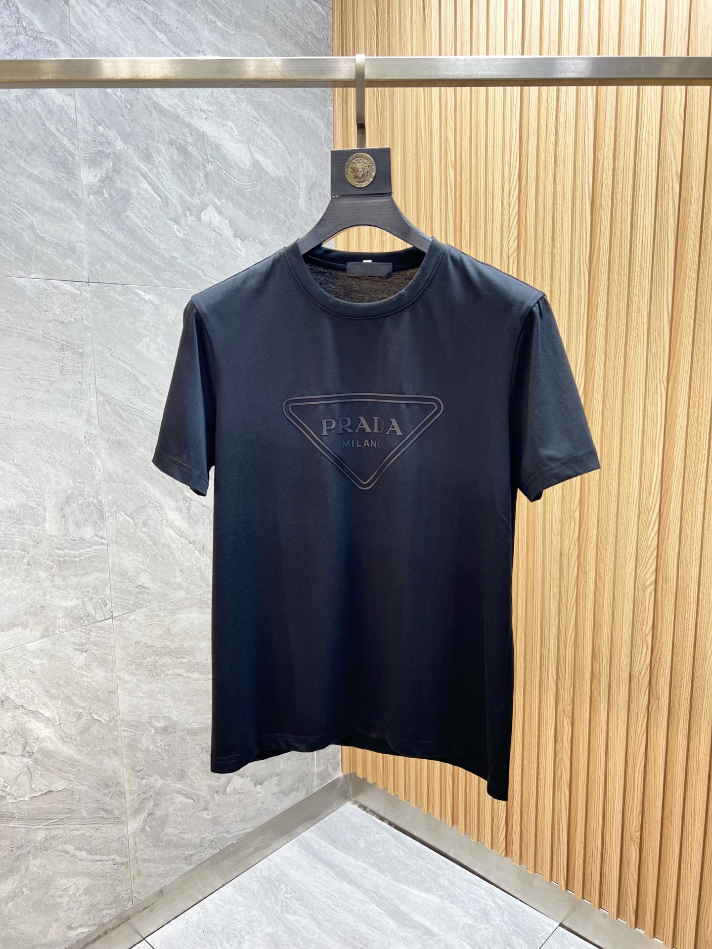 NO:127985,Prada/Prada 2025 Spring and Summer New Products are available, Three Standards Complete, Mercerized Cotton Round Neck Short-Sleeve T-shirts, Good Products Don't need to be introduced too much, look at the details, Counter Code Number M-6XL 175/140 Recommended XL,,prada,prada,T-shirt,tees,t-shirt,alexander wang19860909Prada/普拉达 2025年春夏新品上新 三标齐全 丝光棉圆领短袖T恤 好货不用过多介绍 看细节 专柜码数M-6XL 175/140建议XL,,prada,prada,T-shirt,tees，t-shirt,alexander wang,Men's clothing