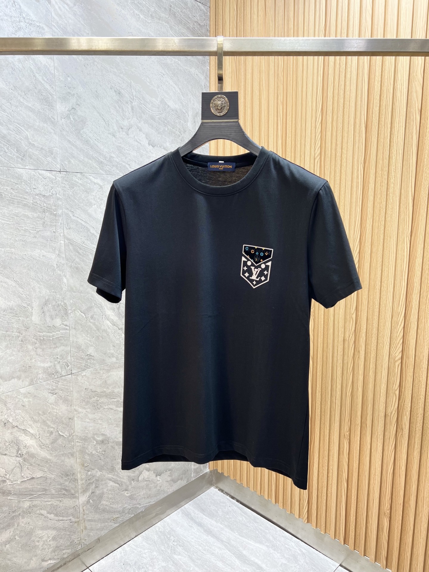 NO:127988,LV/Louis Vuitton 2025 new spring and summer products are available in new products, complete three standards, mercerized cotton round neck short-sleeved T-shirt, no need to introduce too much good products, look at the details, counter code M-6XL 175/140 suggestion XL,,louis vuitton,louis vuitton,T-shirt,tees,t-shirt,alexander wang19860909LV/路易威登 2025年春夏新品上新 三标齐全 丝光棉圆领短袖T恤 好货不用过多介绍 看细节 专柜码数M-6XL 175/140建议XL,,louis vuitton,louis vuitton,T-shirt,tees，t-shirt,alexander wang,Men's clothing