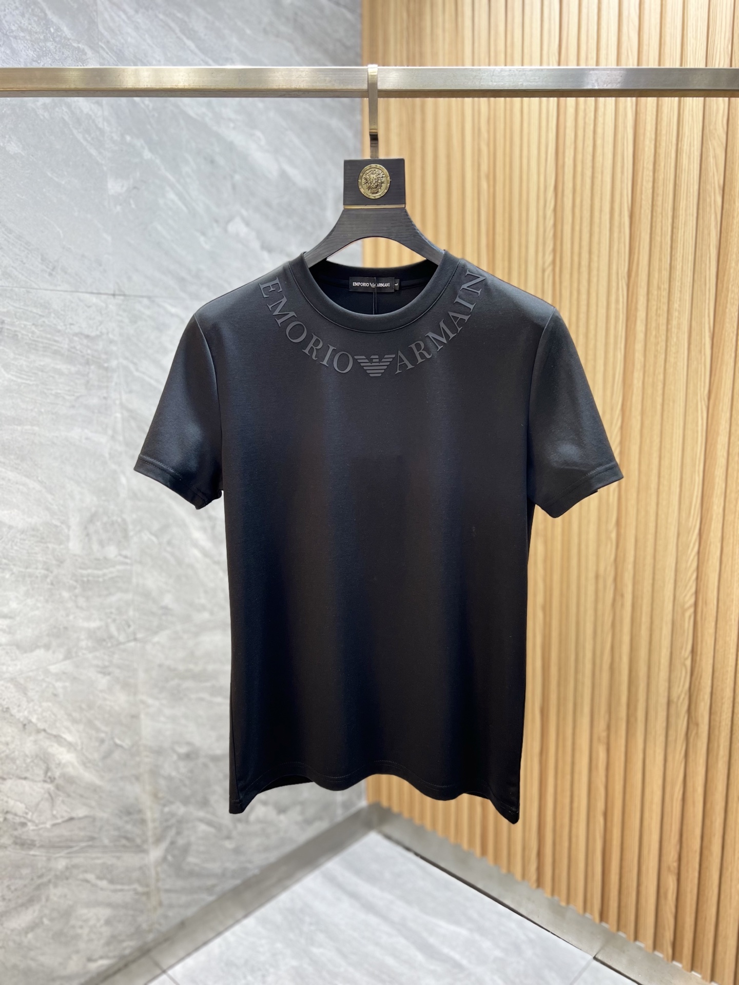 NO:134500,Armani/Armani New products for spring and summer 2025 are available in new products, complete three standards, round neck short-sleeved T-shirts, no need to introduce them too much, look at the details, counter code M-XXXL 175/140 suggestion XL,,armani,armani,T-shirt,tees,t-shirt,alexander wang19860909Armani/阿玛尼 2025年春夏新品上新 三标齐全 圆领短袖T恤 好货不用过多介绍 看细节 专柜码数M-XXXL 175/140建议XL,,armani,armani,T-shirt,tees，t-shirt,alexander wang,Men's clothing