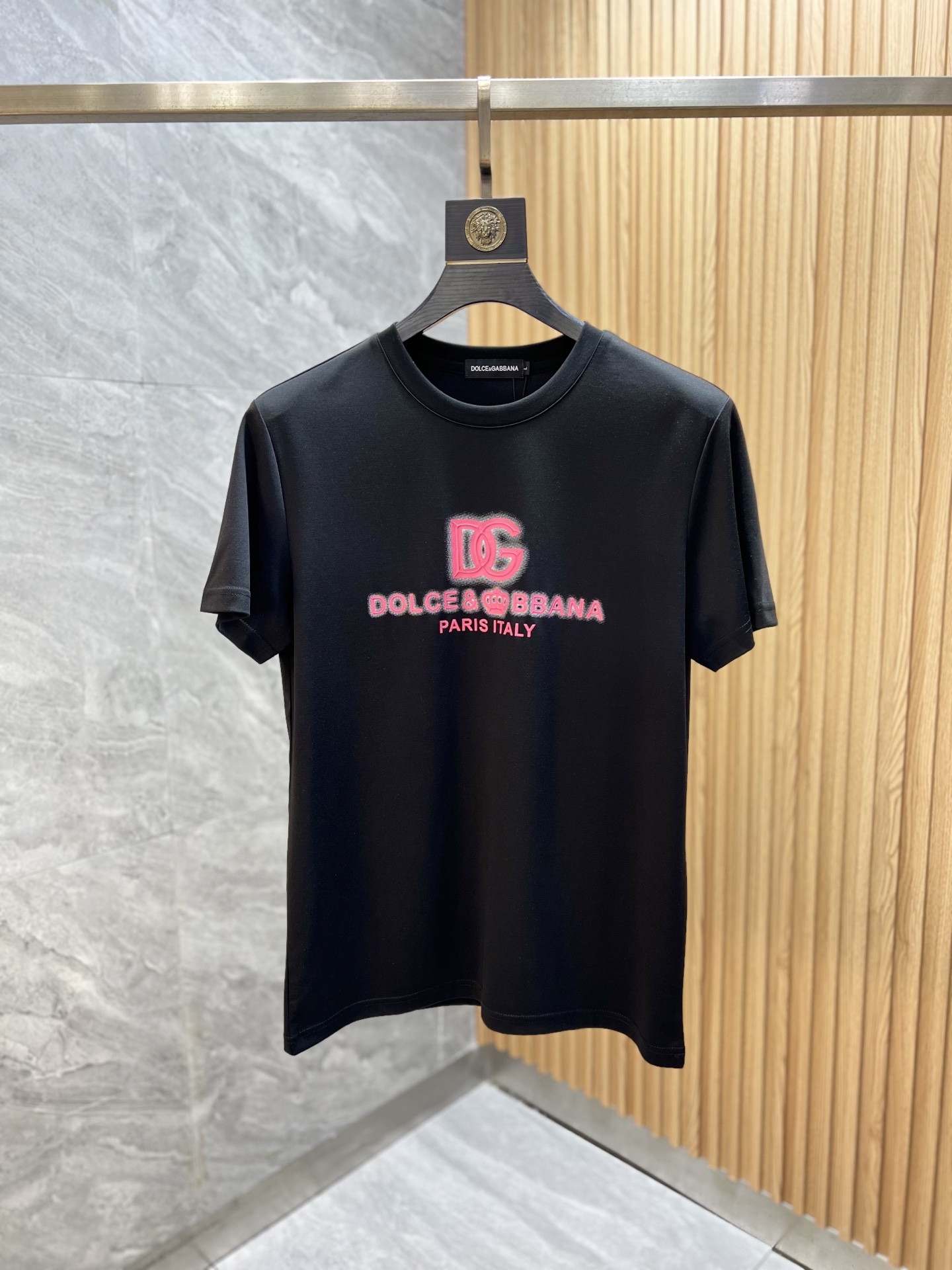 NO:134502,DG/Dougabana New Spring and Summer 2025 New products are available, complete three standards, round neck short-sleeved T-shirts, good products do not need to be introduced too much, look at the details, counter code M-XXXL 175/140 Suggestions XL,, Dolce&Gabbana, Dolce&Gabbana, T-shirt,tees, t-shirt,alexander wang19860909DG/杜嘉班纳 2025年春夏新品上新 三标齐全 圆领短袖T恤 好货不用过多介绍 看细节 专柜码数M-XXXL 175/140建议XL,,Dolce&Gabbana,Dolce&Gabbana,T-shirt,tees，t-shirt,alexander wang,Men's clothing