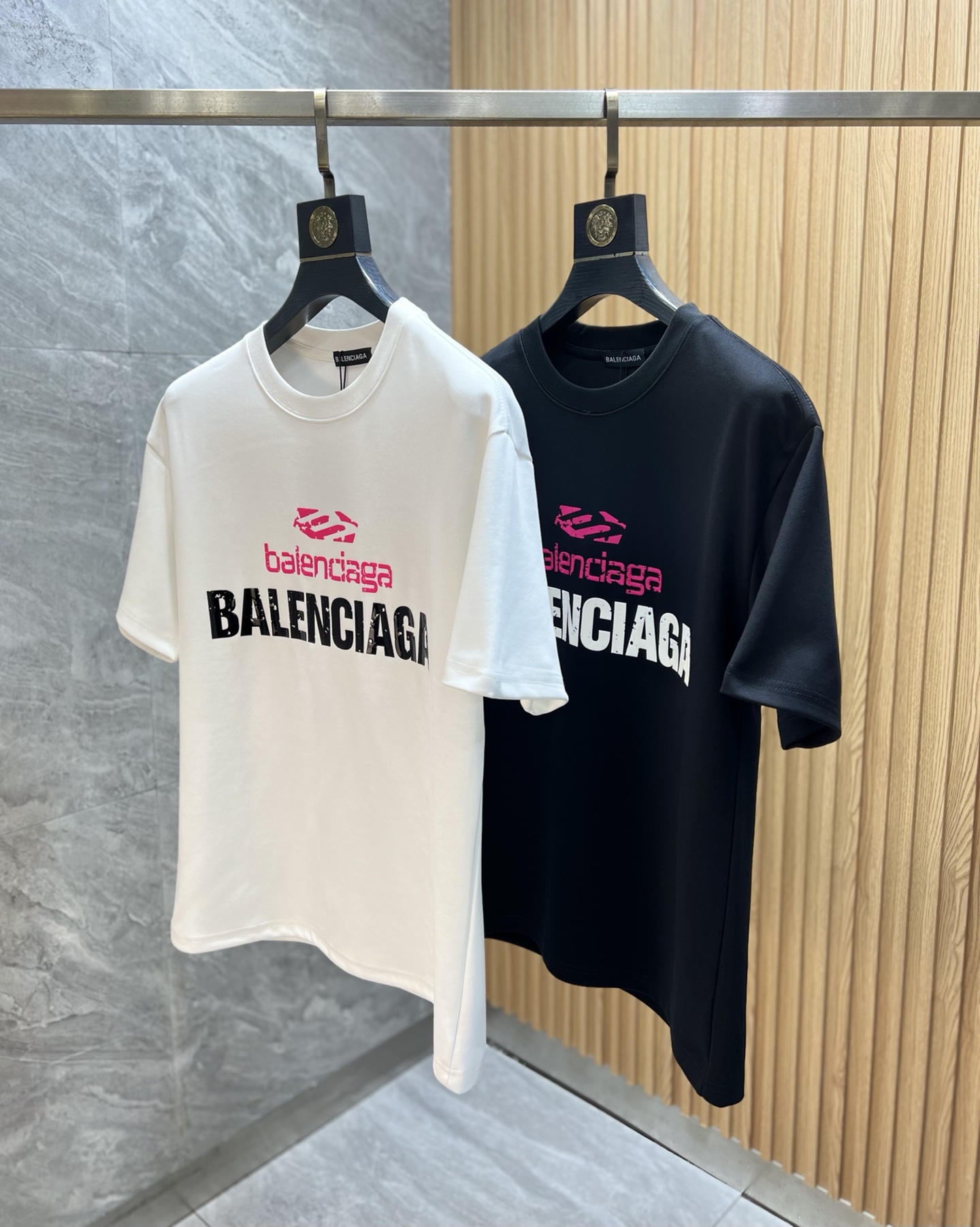 NO:128000,Balenciaga/Balenciaga New products for spring and summer 2025 are available in new products, complete three standards, round neck short-sleeved T-shirts, good products do not need to be introduced too much, look at the details, counter code number S-XXXL 175/140 Suggestions, L, balenciaga, balenciaga, T-shirt, tees, t-shirt, alexander wang19860909Balenciaga/巴黎世家 2025年春夏新品上新 三标齐全 圆领短袖T恤 好货不用过多介绍 看细节 专柜码数S-XXXL 175/140建议L,,balenciaga,balenciaga,T-shirt,tees，t-shirt,alexander wang,Men's clothing