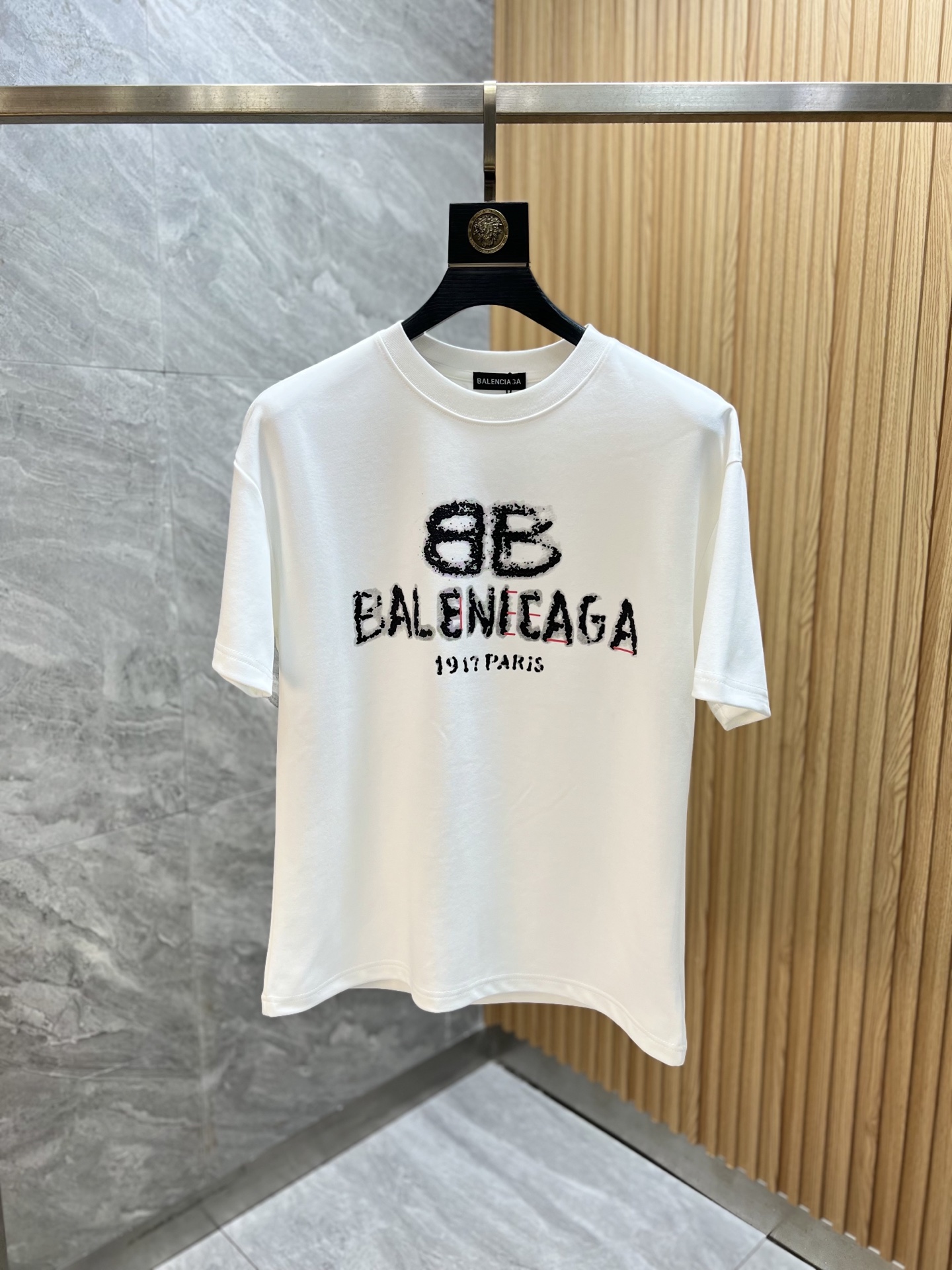 NO:134494,Balenciaga/Balenciaga New products for spring and summer 2025 are available in new products, complete three standards, round neck short-sleeved T-shirts, good products do not need to be introduced too much, look at the details, counter code number S-XXXL 175/140 Suggestions, L, balenciaga, balenciaga, T-shirt, tees, t-shirt, alexander wang19860909Balenciaga/巴黎世家 2025年春夏新品上新 三标齐全 圆领短袖T恤 好货不用过多介绍 看细节 专柜码数S-XXXL 175/140建议L,,balenciaga,balenciaga,T-shirt,tees，t-shirt,alexander wang,Men's clothing