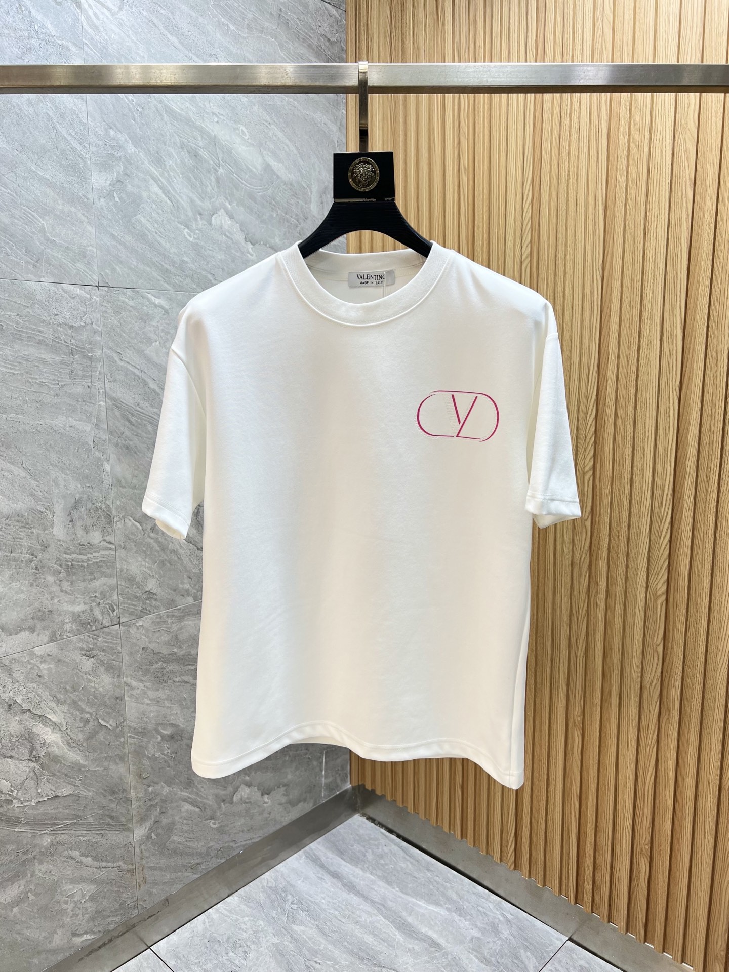 NO:134496,/Valentino 2025 new spring and summer products are available, complete three standards, round neck short-sleeved T-shirts, no need to introduce too much good products, look at the details, counter code number S-XXXL 175/140 Suggestions L, valentino, T-shirt,tees, t-shirt,alexander wang19860909/华伦天奴 2025年春夏新品上新 三标齐全 圆领短袖T恤 好货不用过多介绍 看细节 专柜码数S-XXXL 175/140建议L,,valentino,T-shirt,tees，t-shirt,alexander wang,Men's clothing