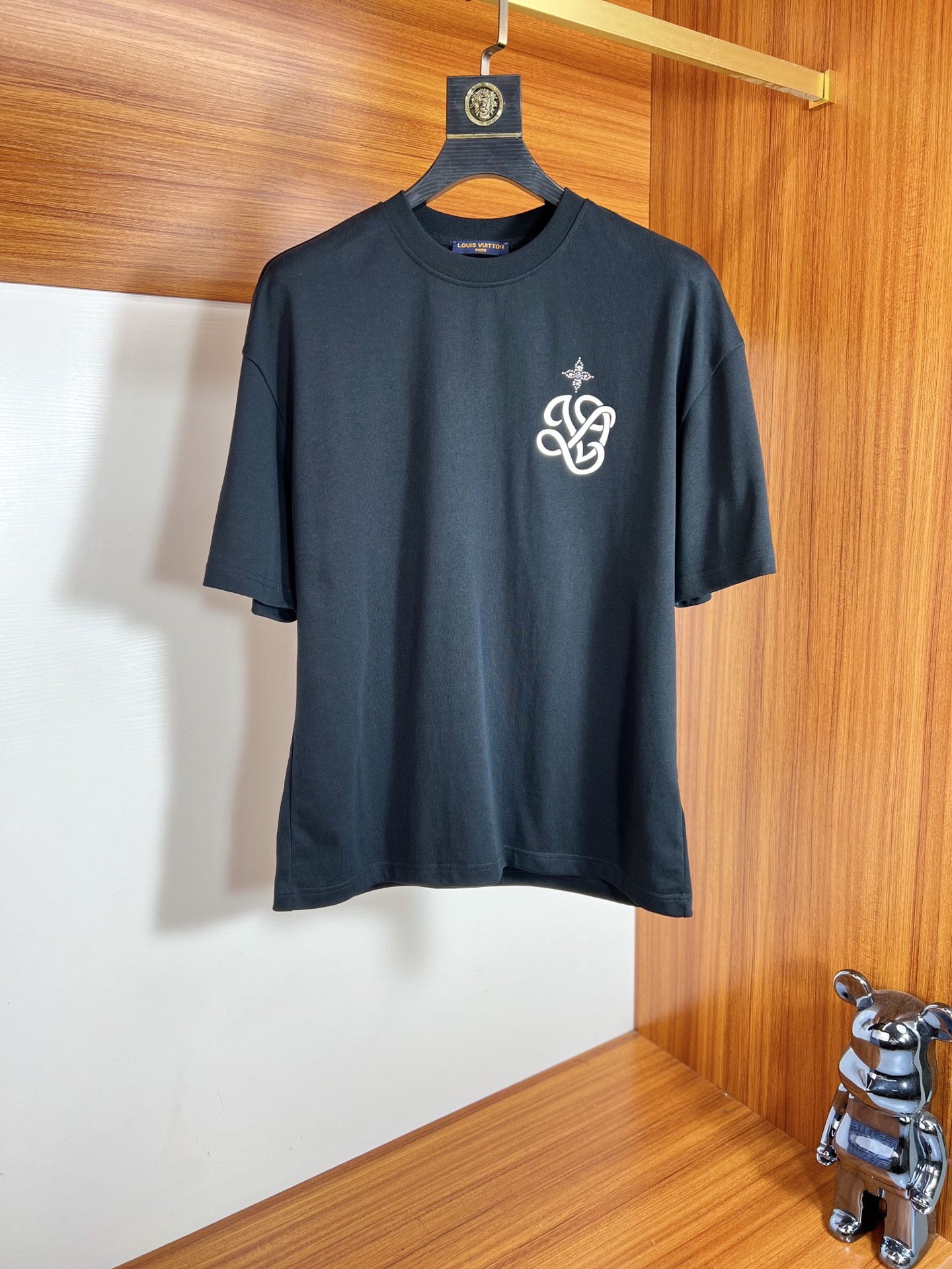 NO:150496,LV/Louis Vuitton 2025 new spring and summer products are available in new products, complete three standards, round neck short-sleeved T-shirt, good products do not need to be introduced too much, look at the details, counter number M-XXL /140 suggestion M Loose style,,louis vuitton,louis vuitton,T-shirt,tees,t-shirt,alexander wang19860909LV/路易威登 2025年春夏新品上新 三标齐全 圆领短袖T恤 好货不用过多介绍 看细节 专柜码数M-XXL /140建议M 宽松版型,,louis vuitton,louis vuitton,T-shirt,tees，t-shirt,alexander wang,Men's clothing