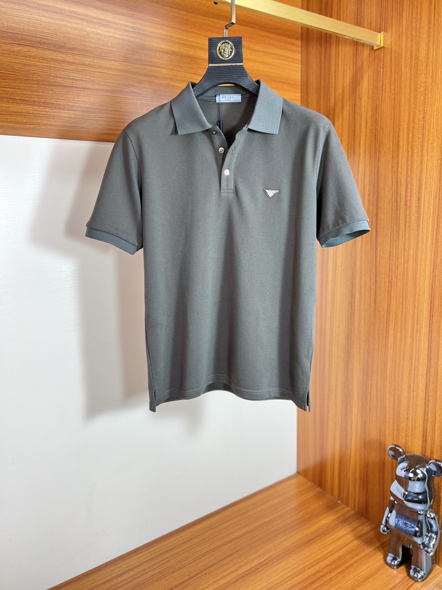 NO:443715,Prada/Prada New products are available in the spring and summer of the year, complete three standards, lapel short-sleeved POLO shirt, good products do not need to be introduced too much, look at the details, counter number M-XXXL 175/140 Suggestions,,,prada,prada,T-shirt,alexander wang19860909Prada/普拉达 年春夏新品上新 三标齐全 翻领短袖POLO衫 好货不用过多介绍 看细节 专柜码数M-XXXL 175/140建议L,,,prada,prada,T-shirt,alexander wang,Men's clothing