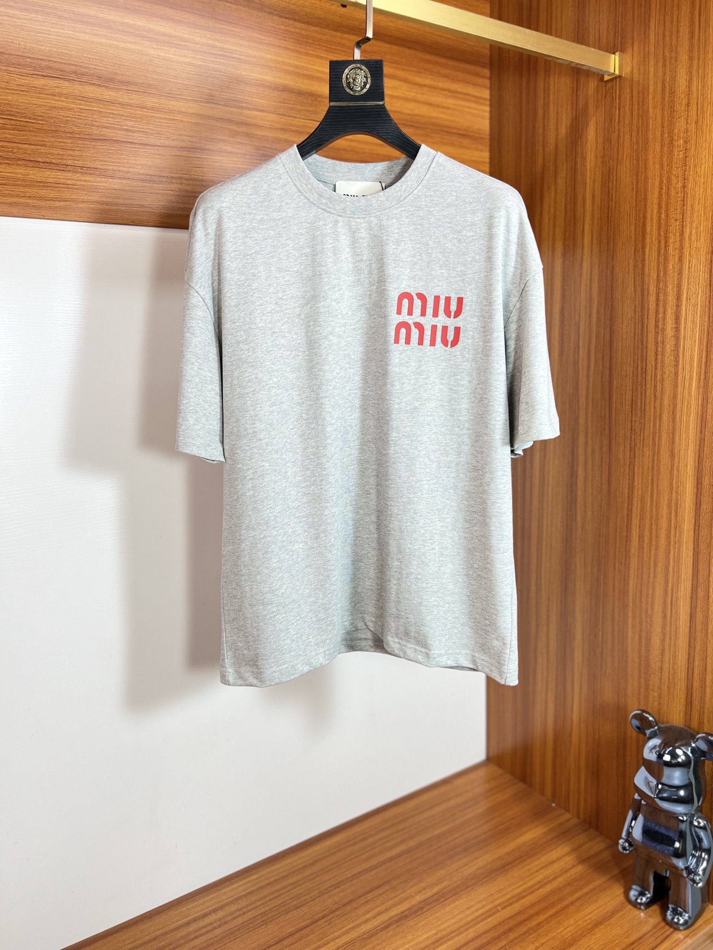 NO:137476,MiuMiu 2025 spring and summer new products are available, complete three standards, round neck short-sleeved T-shirt, no need to introduce too much good products, look at the details, counter number M-XXL 175/140 suggest M loose style,,miumiu,T-shirt,tees,t-shirt,alexander wang19860909MiuMiu 2025年春夏新品上新 三标齐全 圆领短袖T恤 好货不用过多介绍 看细节 专柜码数M-XXL 175/140建议M 宽松版型,,miumiu,T-shirt,tees，t-shirt,alexander wang,Men's clothing
