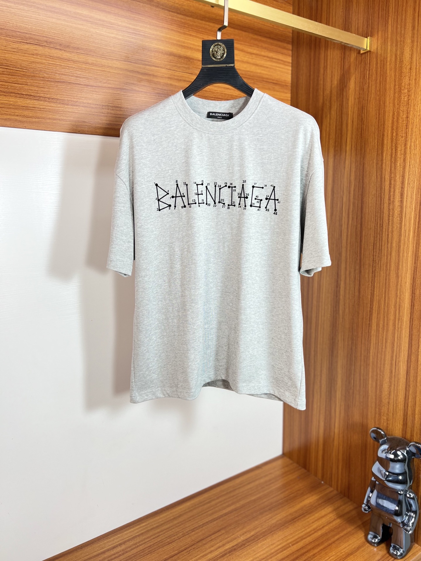 NO:137479,Balenciaga/Balenciaga New products for spring and summer 2025 are available in new products, complete three standards, round neck short-sleeved T-shirts, good products do not need to be introduced too much, look at the details, counter number M-XXL 175/140 suggest M loose style,,balenciaga,balenciaga,T-shirt,tees,t-shirt,alexander wang19860909Balenciaga/巴黎世家 2025年春夏新品上新 三标齐全 圆领短袖T恤 好货不用过多介绍 看细节 专柜码数M-XXL 175/140建议M 宽松版型,,balenciaga,balenciaga,T-shirt,tees，t-shirt,alexander wang,Men's clothing
