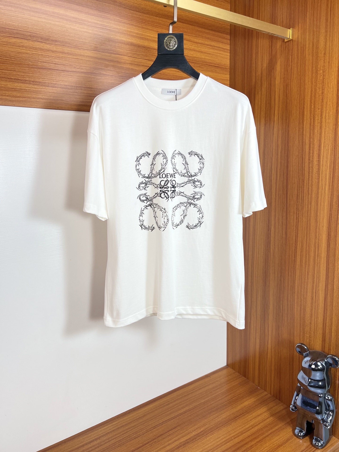 NO:137482,Loewe/Luo Yiwei New products for spring and summer 2025 are available in new products, complete three standards, round neck short-sleeved T-shirts, no need to introduce them too much, look at the details, counter code M-XXL 175/140 suggest M Loose style,,loewe,loewe,T-shirt,tees,t-shirt,alexander wang19860909Loewe/罗意威 2025年春夏新品上新 三标齐全 圆领短袖T恤 好货不用过多介绍 看细节 专柜码数M-XXL 175/140建议M 宽松版型,,loewe,loewe,T-shirt,tees，t-shirt,alexander wang,Men's clothing
