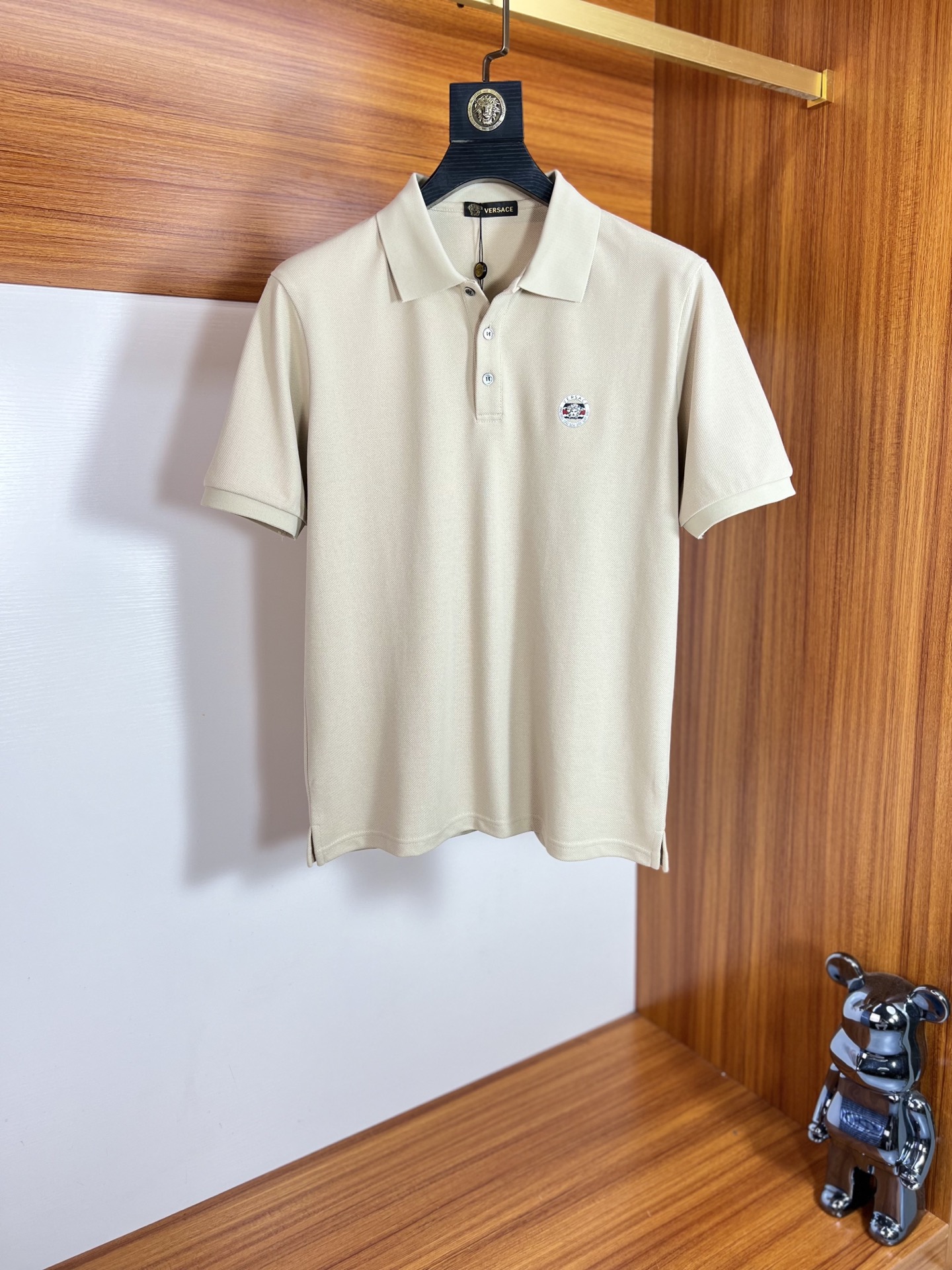 NO:137474,Versace/Versace 2025 new spring and summer products are available, complete three standards, lapel short-sleeved POLO shirt, good products do not need to be introduced too much, look at the details, counter number M-XXXL /140 suggestions L,,,versace,versace,T-shirt,alexander wang19860909Versace/范思哲 2025年春夏新品上新 三标齐全 翻领短袖POLO衫 好货不用过多介绍 看细节 专柜码数M-XXXL /140建议L,,,versace,versace,T-shirt,alexander wang,Men's clothing