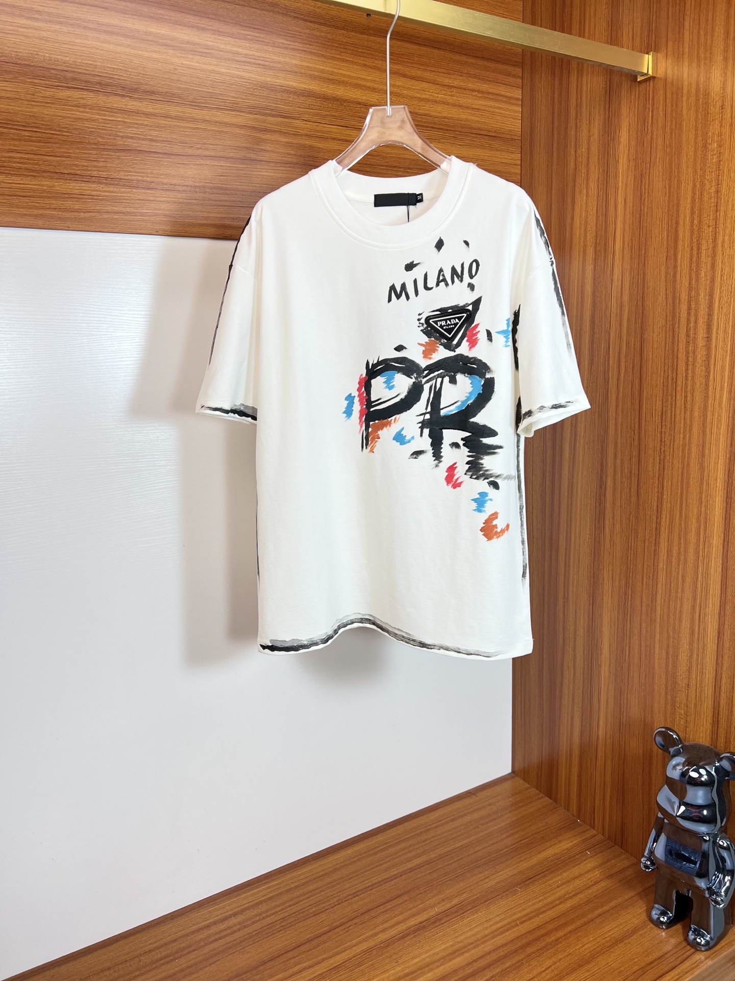 NO:137470,Prada/Prada 2025 new spring and summer products are available in new products, complete three standards, round neck short-sleeved T-shirts, no need to introduce too much good products, look at the details, counter code number S-XXL 175/140 suggestion M,,prada,prada,T-shirt,tees,t-shirt,alexander wang19860909Prada/普拉达 2025年春夏新品上新 三标齐全 圆领短袖T恤 好货不用过多介绍 看细节 专柜码数S-XXL 175/140建议M,,prada,prada,T-shirt,tees，t-shirt,alexander wang,Men's clothing