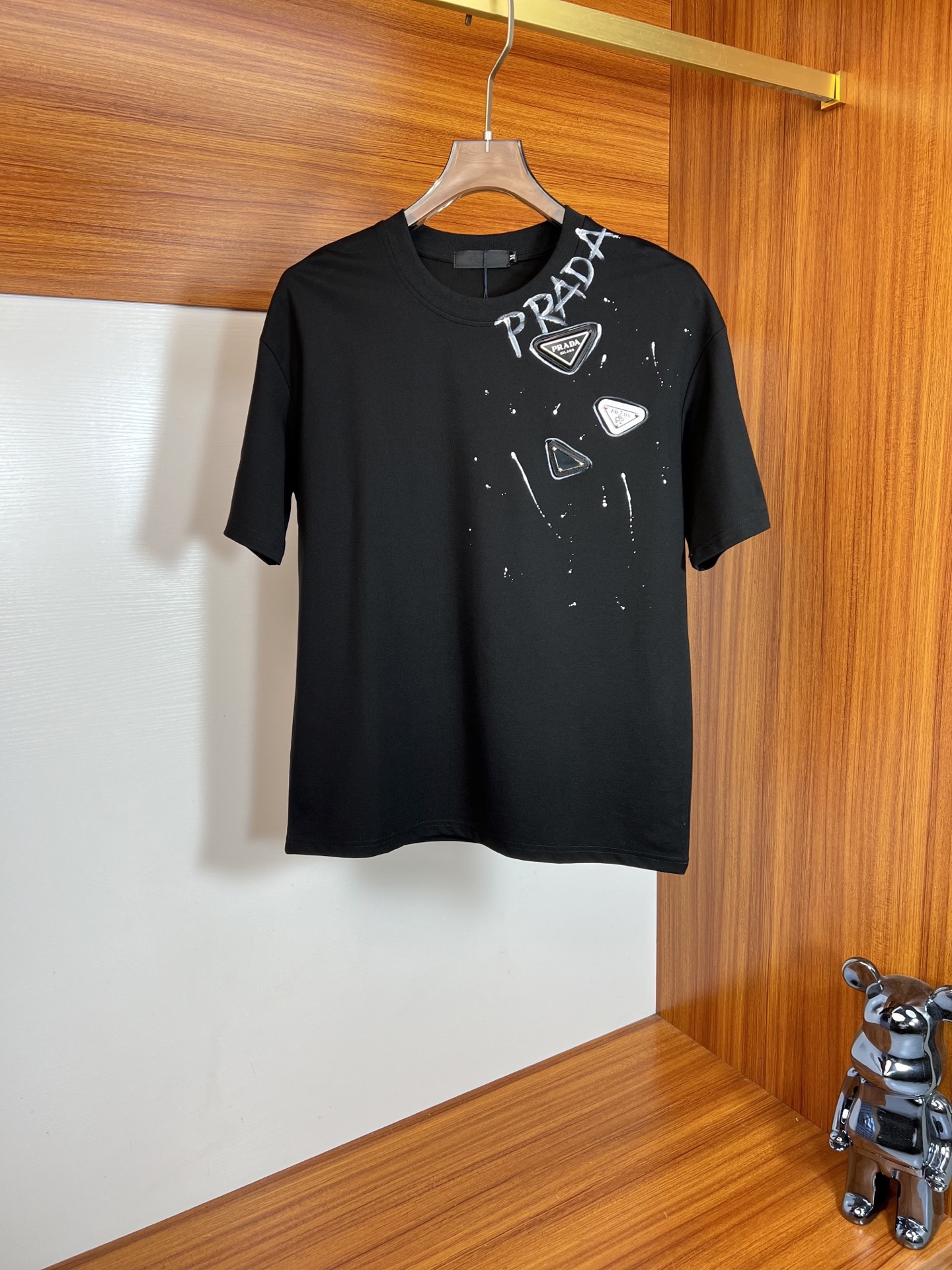 NO:137456,Prada/Prada 2025 new spring and summer products are available in new products, complete three standards, round neck short-sleeved T-shirts, no need to introduce too much good products, look at the details, counter code number S-XXL 175/140 suggestion M,,prada,prada,T-shirt,tees,t-shirt,alexander wang19860909Prada/普拉达 2025年春夏新品上新 三标齐全 圆领短袖T恤 好货不用过多介绍 看细节 专柜码数S-XXL 175/140建议M,,prada,prada,T-shirt,tees，t-shirt,alexander wang,Men's clothing