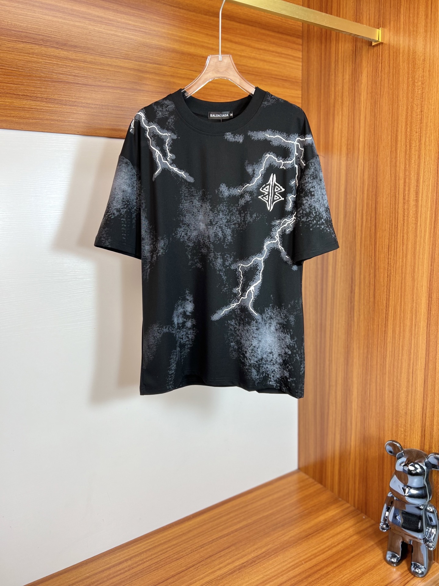 NO:137458,Balenciaga/Balenciaga New products for spring and summer 2025 are available in new products, complete three standards, round neck short-sleeved T-shirts, no need to introduce them too much, look at the details, counter code number S-XXL 175/140 Suggestions M,,balenciaga,balenciaga,T-shirt,tees,t-shirt,alexander wang19860909Balenciaga/巴黎世家 2025年春夏新品上新 三标齐全 圆领短袖T恤 好货不用过多介绍 看细节 专柜码数S-XXL 175/140建议M,,balenciaga,balenciaga,T-shirt,tees，t-shirt,alexander wang,Men's clothing