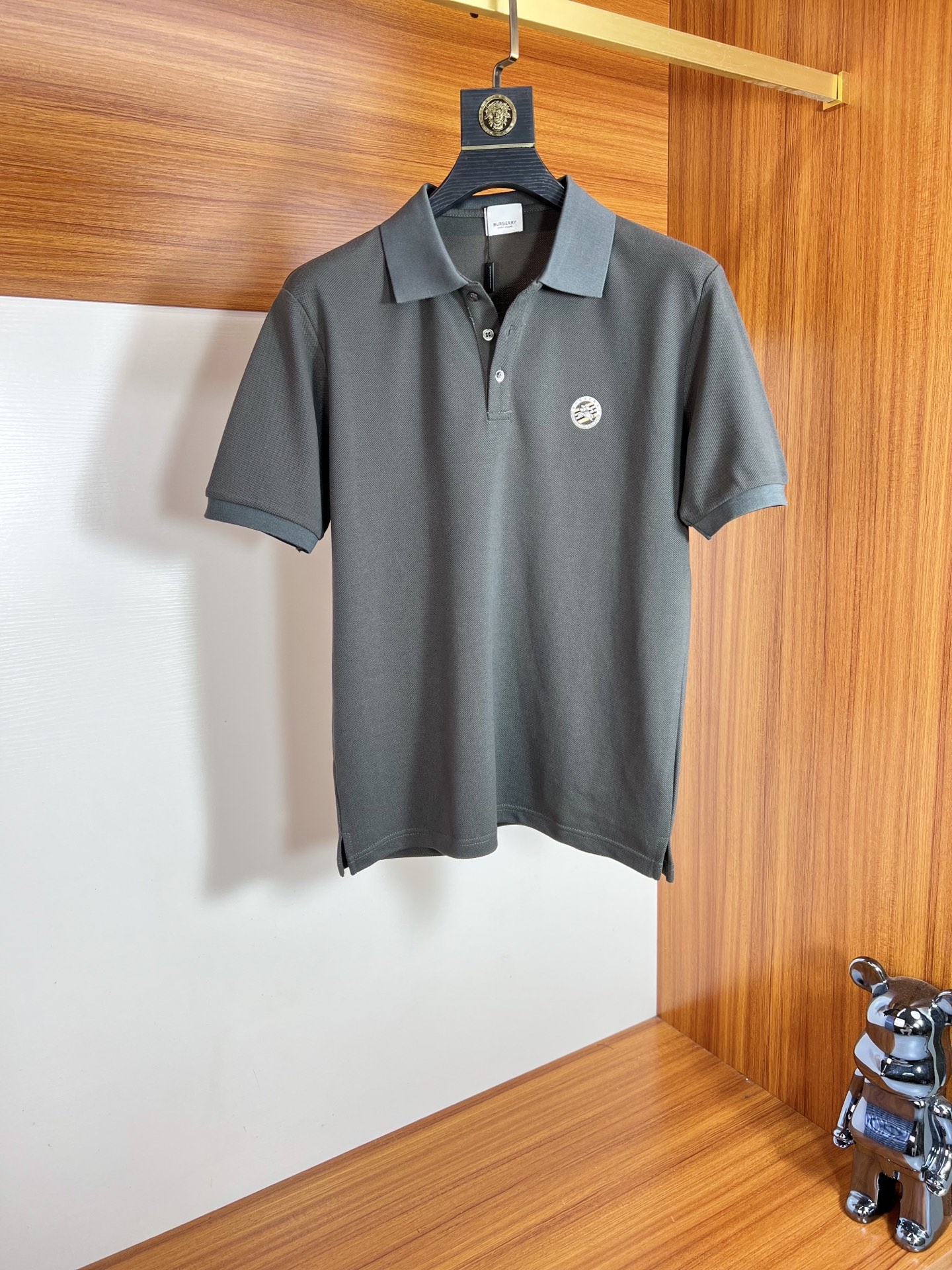 NO:507885,Burberry/Burberry New products for spring and summer 2025 are available in new products, complete three standards, lapel short-sleeved POLO shirt, no need to introduce too much good products, look at the details, counter number M-XXXL 175/140 Suggestions,,,burberry,burberry,T-shirt,alexander wang19860909Burberry/巴宝莉 2025年春夏新品上新 三标齐全 翻领短袖POLO衫 好货不用过多介绍 看细节 专柜码数M-XXXL 175/140建议L,,,burberry,burberry,T-shirt,alexander wang,Men's clothing