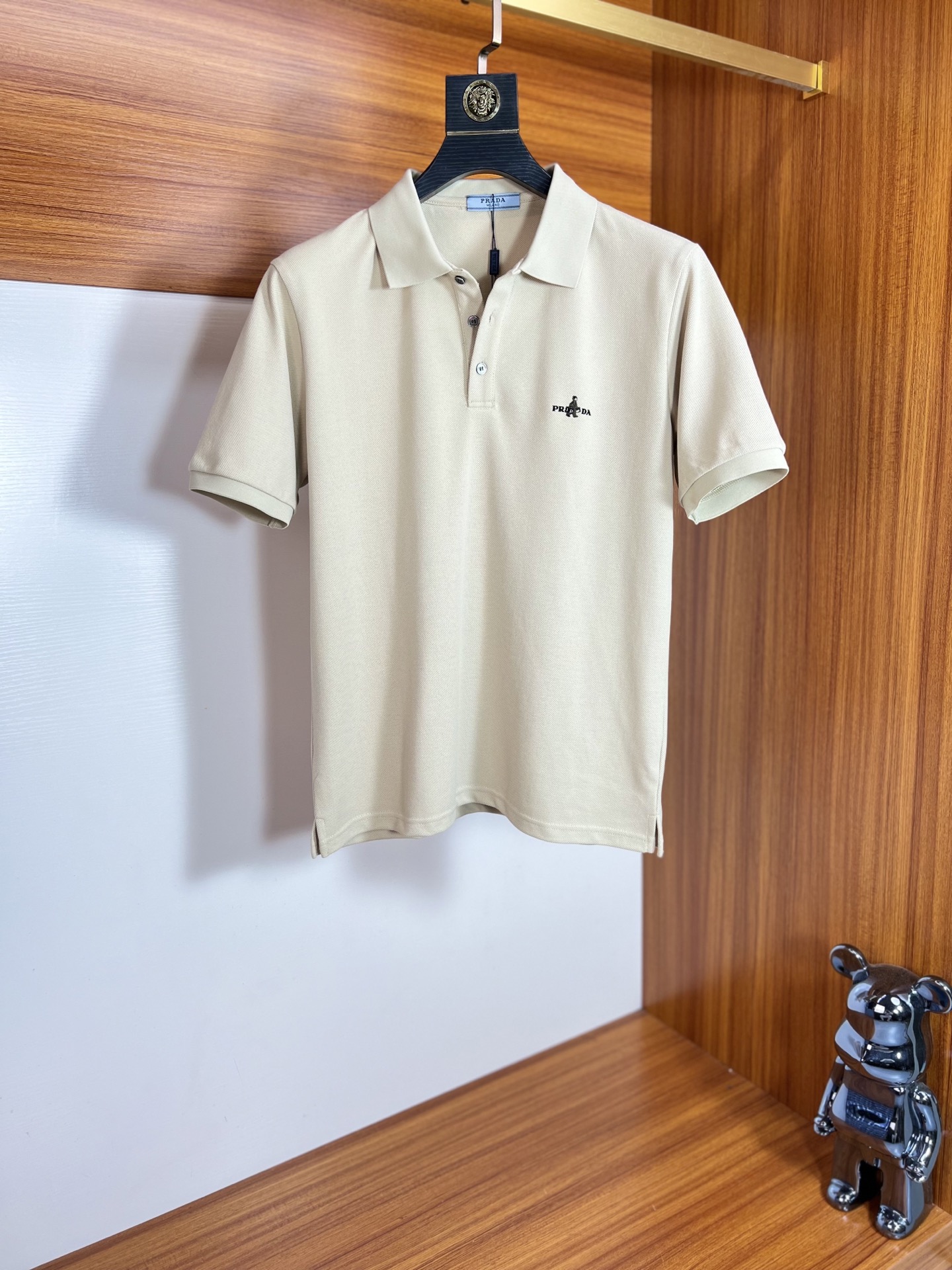 NO:153215,Prada/Prada 2025 new spring and summer products are available, complete three standards, lapel short-sleeved POLO shirt, good products do not need to be introduced too much, look at the details, counter number M-XXXL /140 suggestions L,,,prada,prada,T-shirt,alexander wang19860909Prada/普拉达 2025年春夏新品上新 三标齐全 翻领短袖POLO衫 好货不用过多介绍 看细节 专柜码数M-XXXL /140建议L,,,prada,prada,T-shirt,alexander wang,Men's clothing