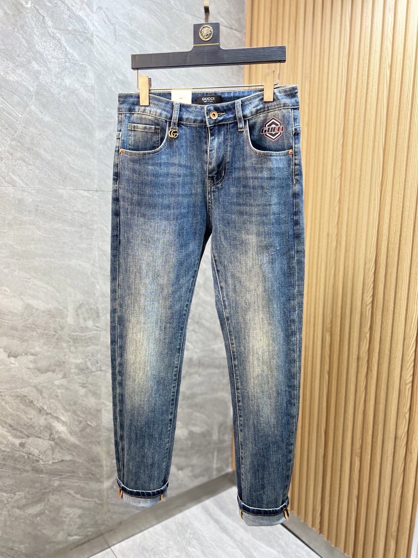 NO:137453,Gucci/Gucci 2025 Spring and Summer New Products, Complete Three Standards, Jeans, Don’t need to introduce too much good products, look at the details, the counter number is 29-38 / 140 upper body 32,,gucci,jeans,alexander wang19860909Gucci/古奇 2025春夏新品 三标齐全 牛仔裤 好货不用过多介绍 看细节 专柜码数29-38 /140上身32码,,gucci,jeans,alexander wang,Men's clothing