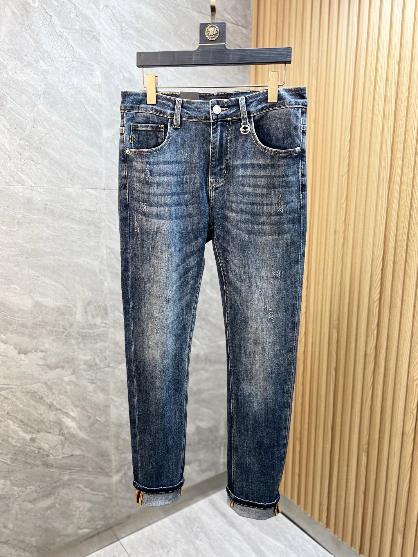 NO:137454,Fendi/Fendi 2025 Spring and Summer New Products, Complete Three Standards, Jeans, Don’t need to introduce too much good products, look at the details, the counter number is 29-38 / 140 upper body 32,,fendi,fendi,jeans,alexander wang19860909Fendi/芬迪 2025春夏新品 三标齐全 牛仔裤 好货不用过多介绍 看细节 专柜码数29-38 /140上身32码,,fendi,fendi,jeans,alexander wang,Men's clothing