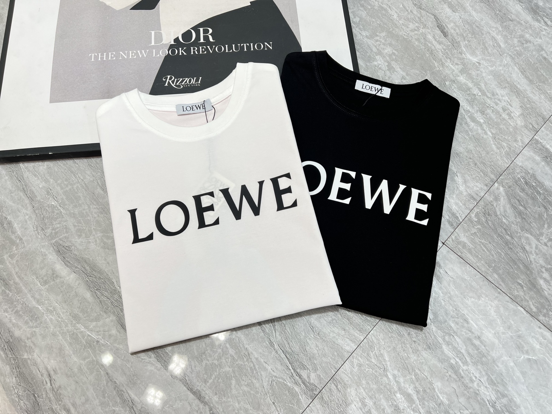 NO:140231,Loewe/Luo Yiwei New products for spring and summer 2025 are available in new products, complete three standards, mercerized cotton round neck short-sleeved T-shirt. Don’t need to introduce too much good products. Look at the details. Counter code M-XXXL /140 suggestions L,,loewe,loewe,T-shirt,tees,t-shirt,alexander wang19860909Loewe/罗意威 2025年春夏新品上新 三标齐全 丝光棉圆领短袖T恤 好货不用过多介绍 看细节 专柜码数M-XXXL /140建议L,,loewe,loewe,T-shirt,tees，t-shirt,alexander wang,Men's clothing